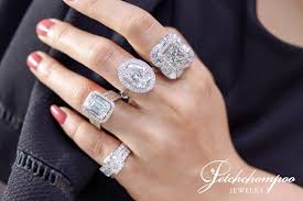 “เพชร” คือเครื่องประดับที่เชื่อว่าทุกคนทั้งผู้หญิงและผู้ชาย ต้องการครอบครองเป็นเจ้าของ แต่การจะได้เป็นเจ้าของเครื่องประดับที่มีมูลค่าอย่าง สร้อยเพชร แหวนเพชร ต่างหูเพชร หรือแหวนแต่งงานเพชร สักชิ้นก็คงไม่ใช่เรื่องง่าย โดยเฉพาะเพชรแท้ไซส์ 10 กะรัต ที่มีมูลค่าสูง แต่รู้หรือไม่เครื่องประดับเพชรแท้สุดหรู เม็ดใหญ่ น้ำสวย มีหลายราคาให้ทุกคนได้สัมผัสและเป็นเจ้าของได้