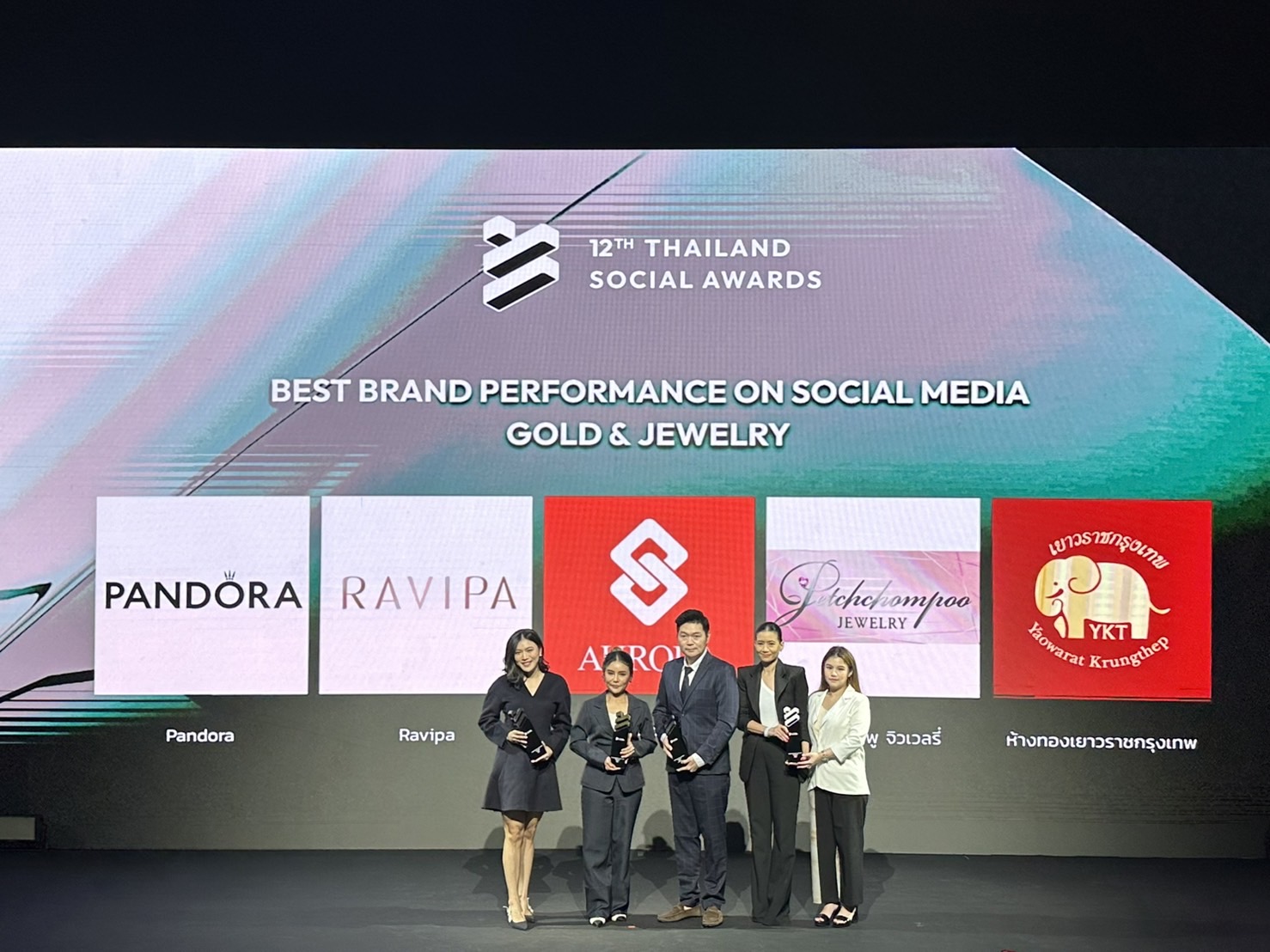 เพชรชมพูจิวเวลรี่  แบรนด์เครื่องประดับเพชรไทย  ได้รับรางวัล Finalist “ Best Brand Performance on Social Media”  สาขา Gold and Jewelry