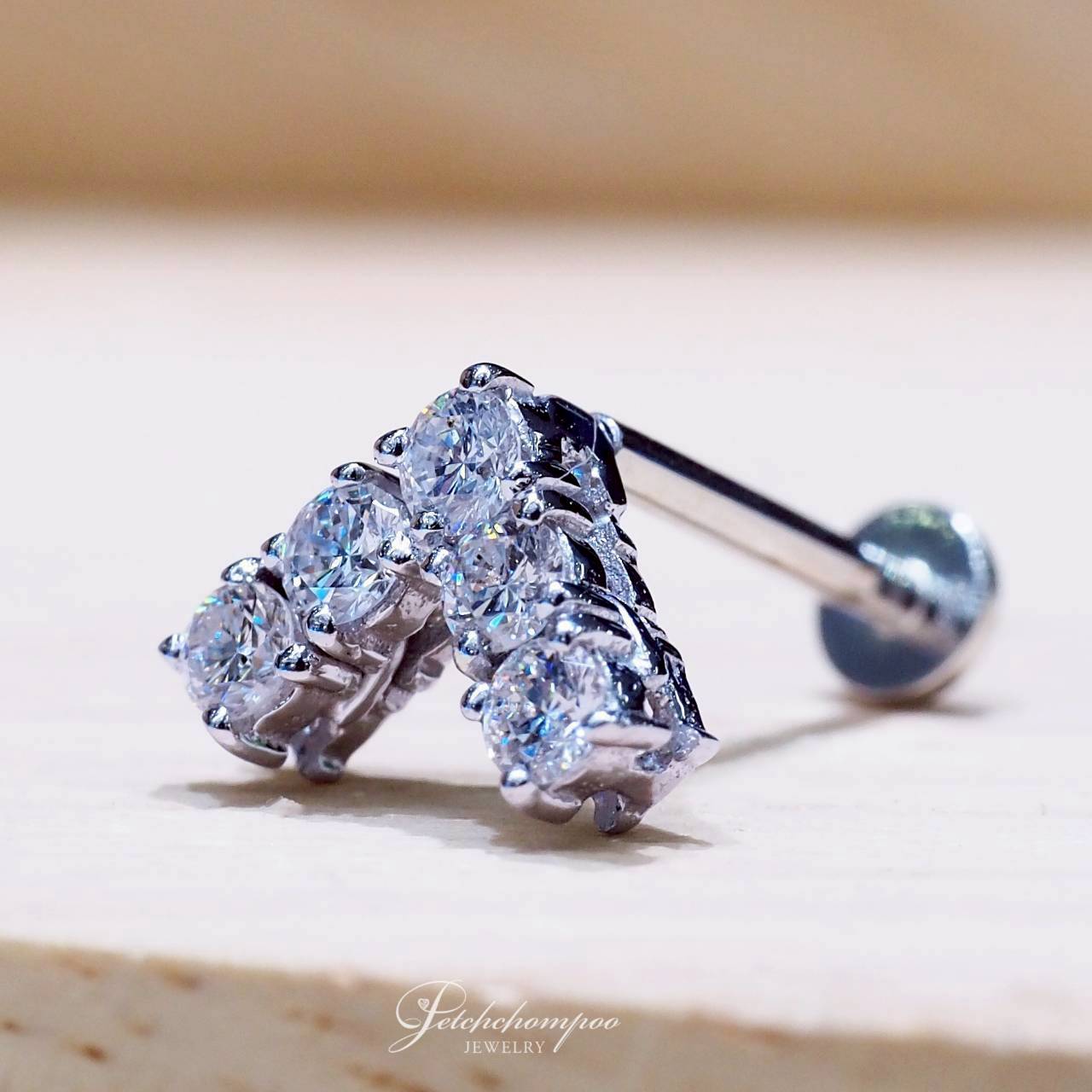 [30850] Celeste Curve Ear Piercing, 0.15 carat, V-shaped curve design  17,000 
