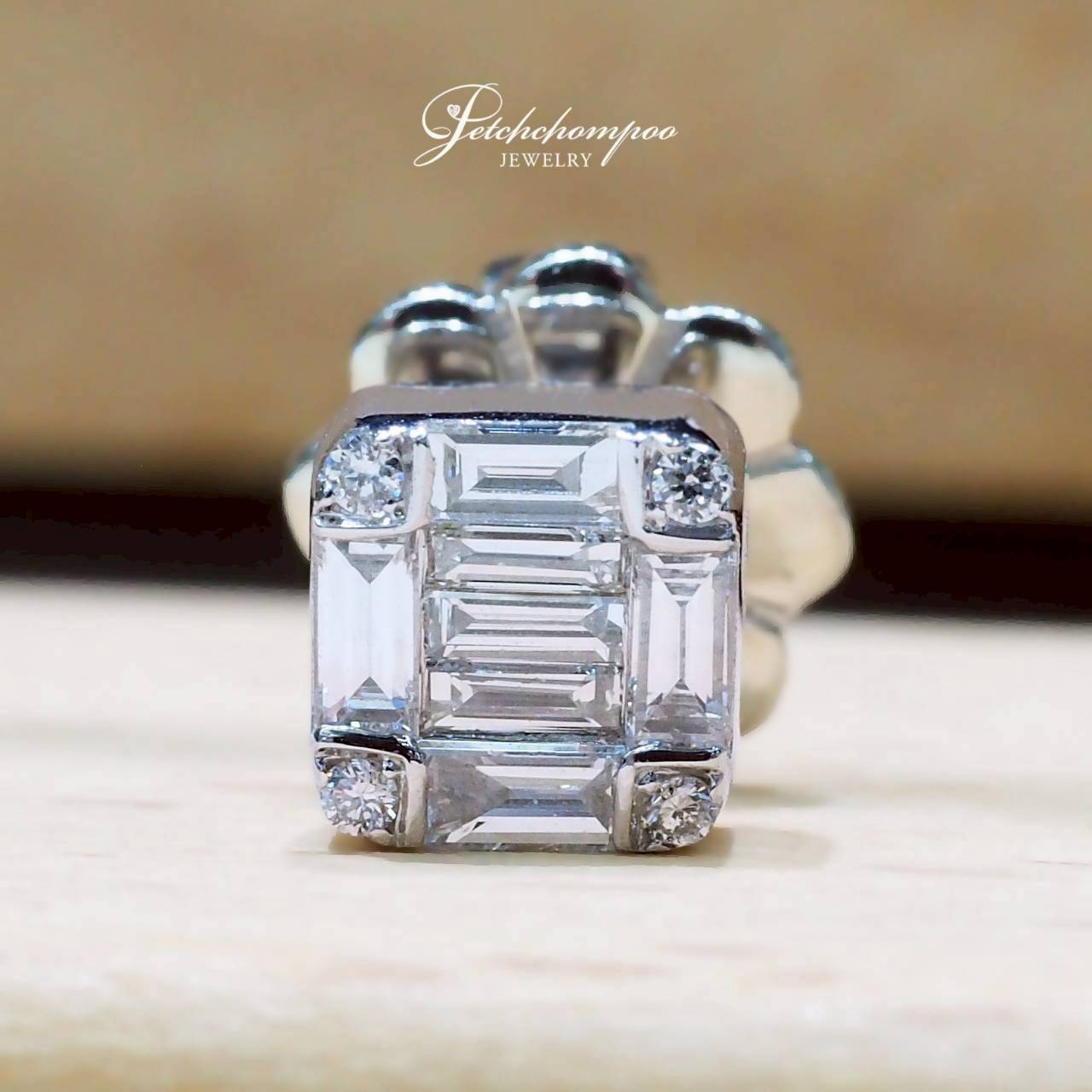 [30798] ต่างหูเพชร Geometric Edge Baguette Stud รวม 0.23 กะรัต  11,000 