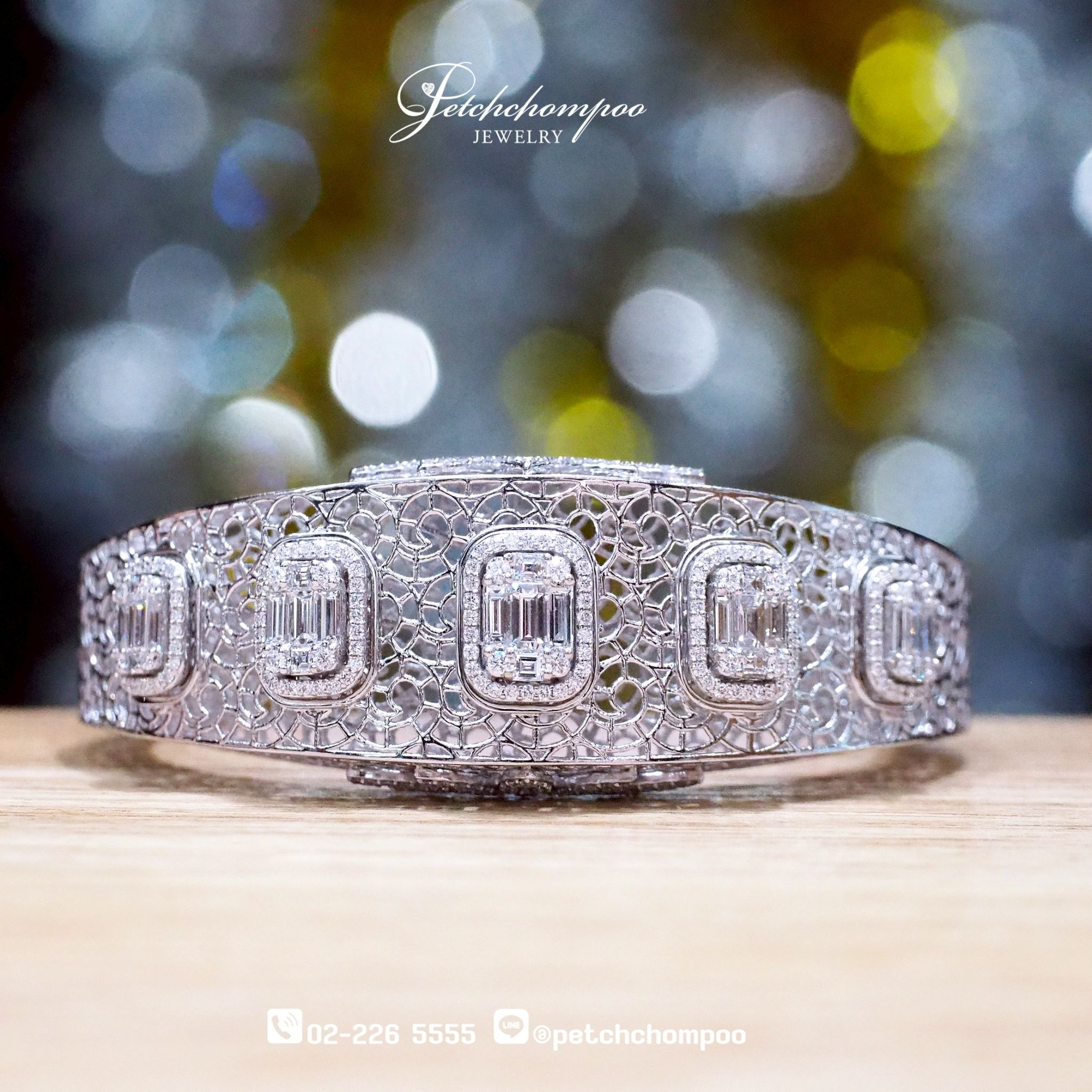 [022180] “Lattice Luxe™” Diamond Bangle with Baguette Accent Set in 18K White Gold  199,000 