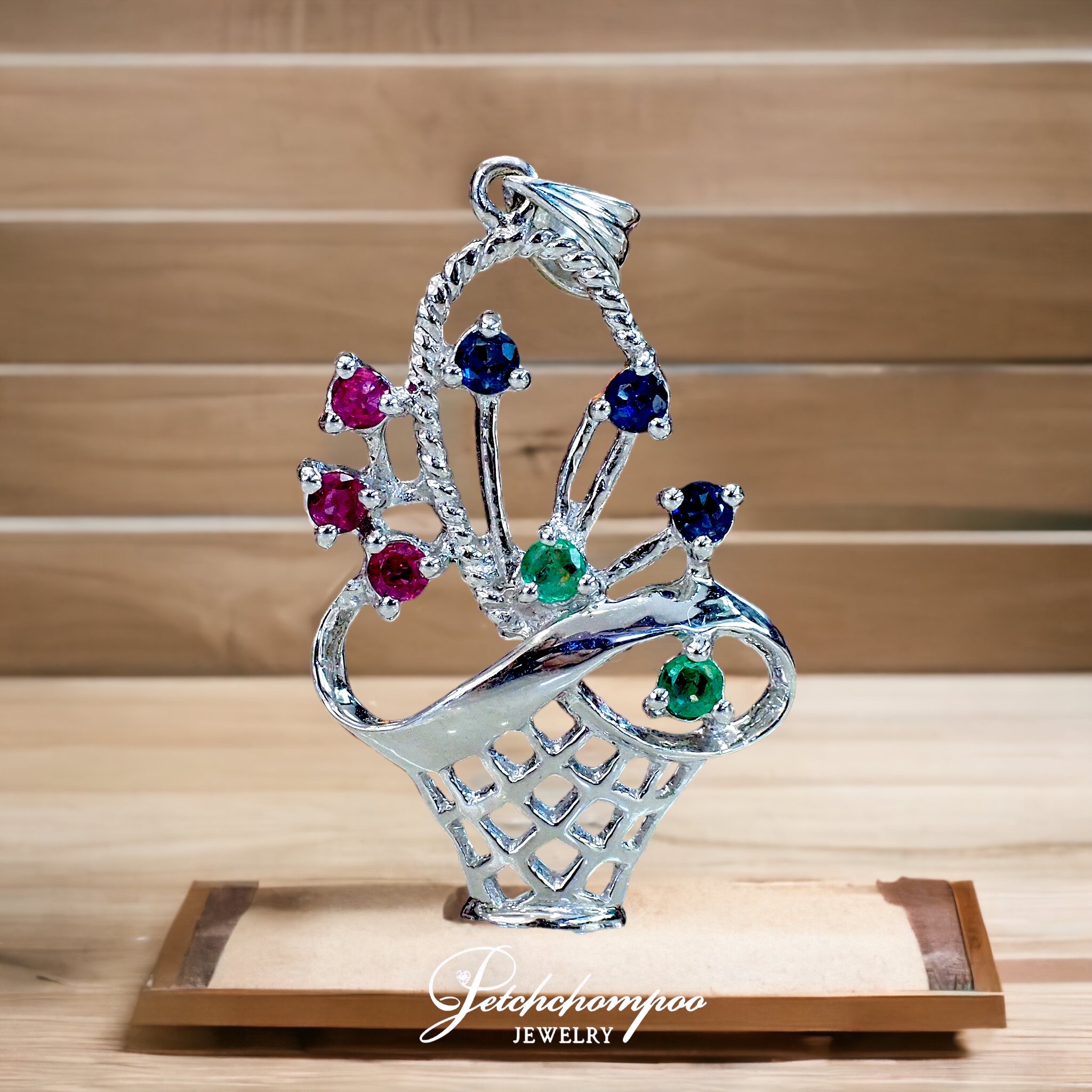 [27789] Basket pendant inlaid with diamonds and gems  39,000 