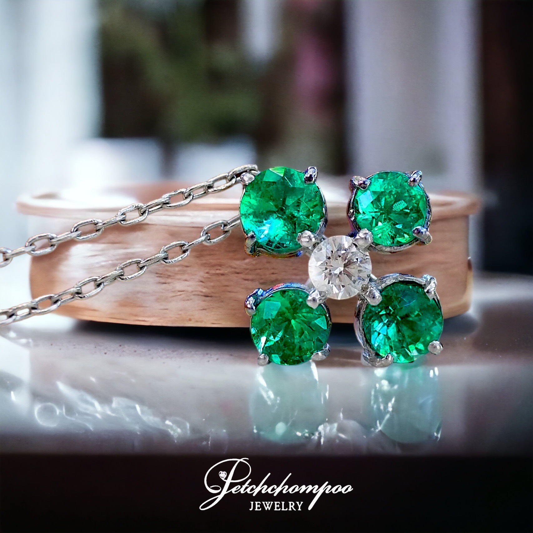 [27512] Necklace with emerald and diamond pendant  19,000 
