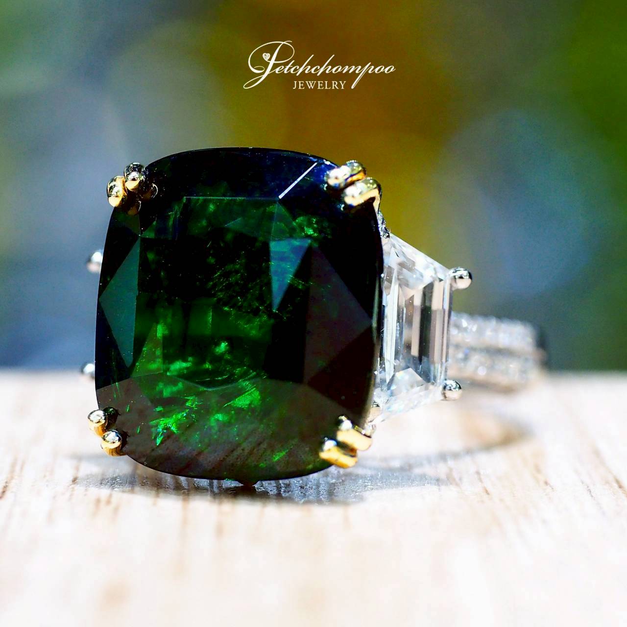 [30427] แหวนโกเมนสีเขียวชาโวไลท์ Deep Green Verdant Eclipse™ 14.45 กะรัต ล้อมเพชร | Bellcrophon  459,000 