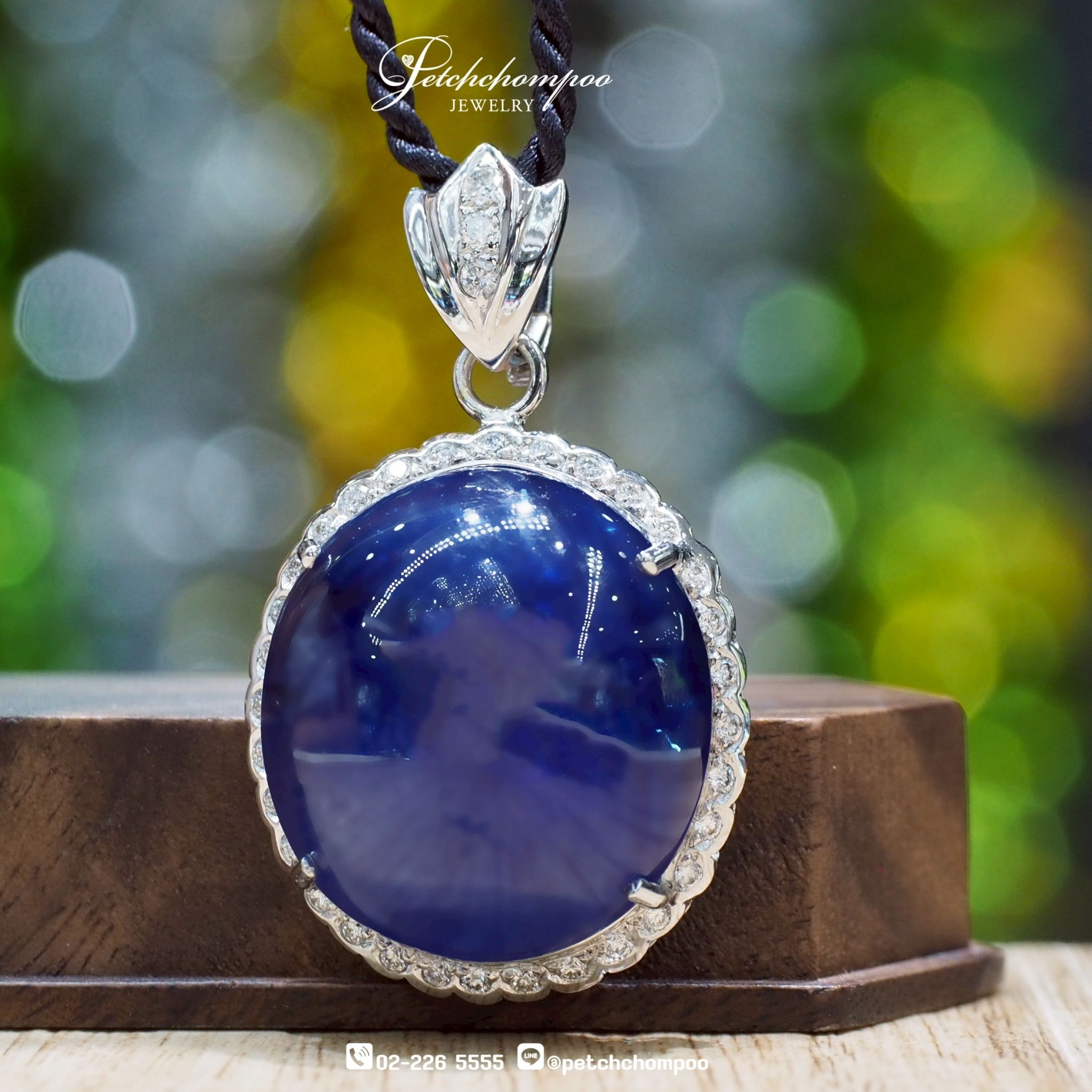 [30162] จี้ไพลินทรงรี Midnight Sapphire™ 42.10 กะรัต ล้อมเพชรแท้  745,000 