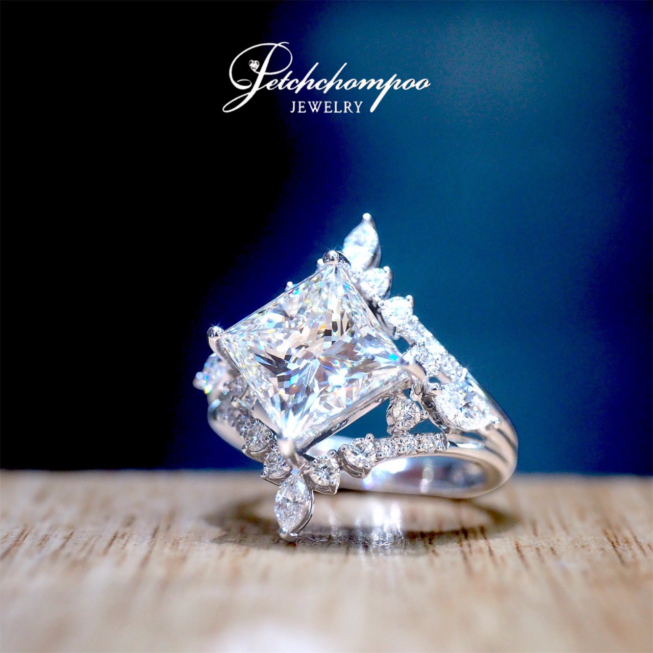 [30530] Royal Prism Blossom™ – 4.00ct Princess Diamond Ring with Floral Halo (H / LC / 2EX / HRD) Discount 1,790,000