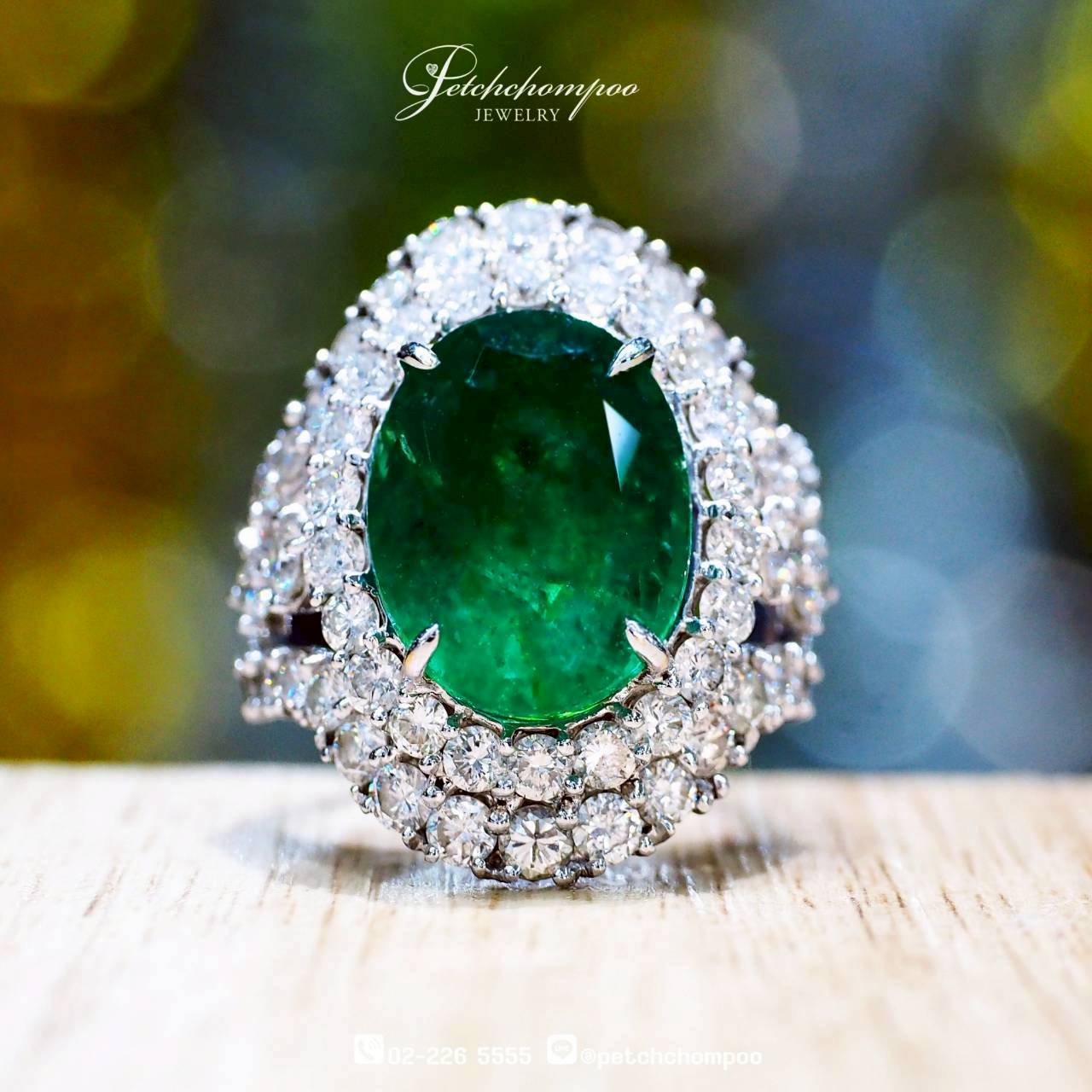 [30425] แหวนมรกต Zambia Vivid Green Emerald Majestic Crest™ 8.48 กะรัต ล้อมเพชร | HGT  159,000 