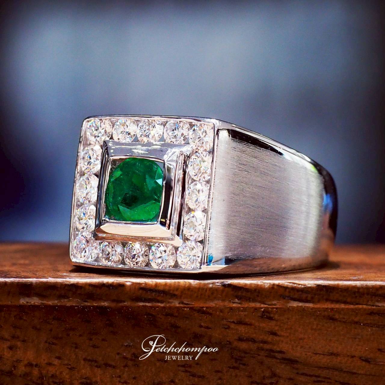 [30882] แหวนมรกตชาย Emerald Regent ฝังเพชร  89,000 