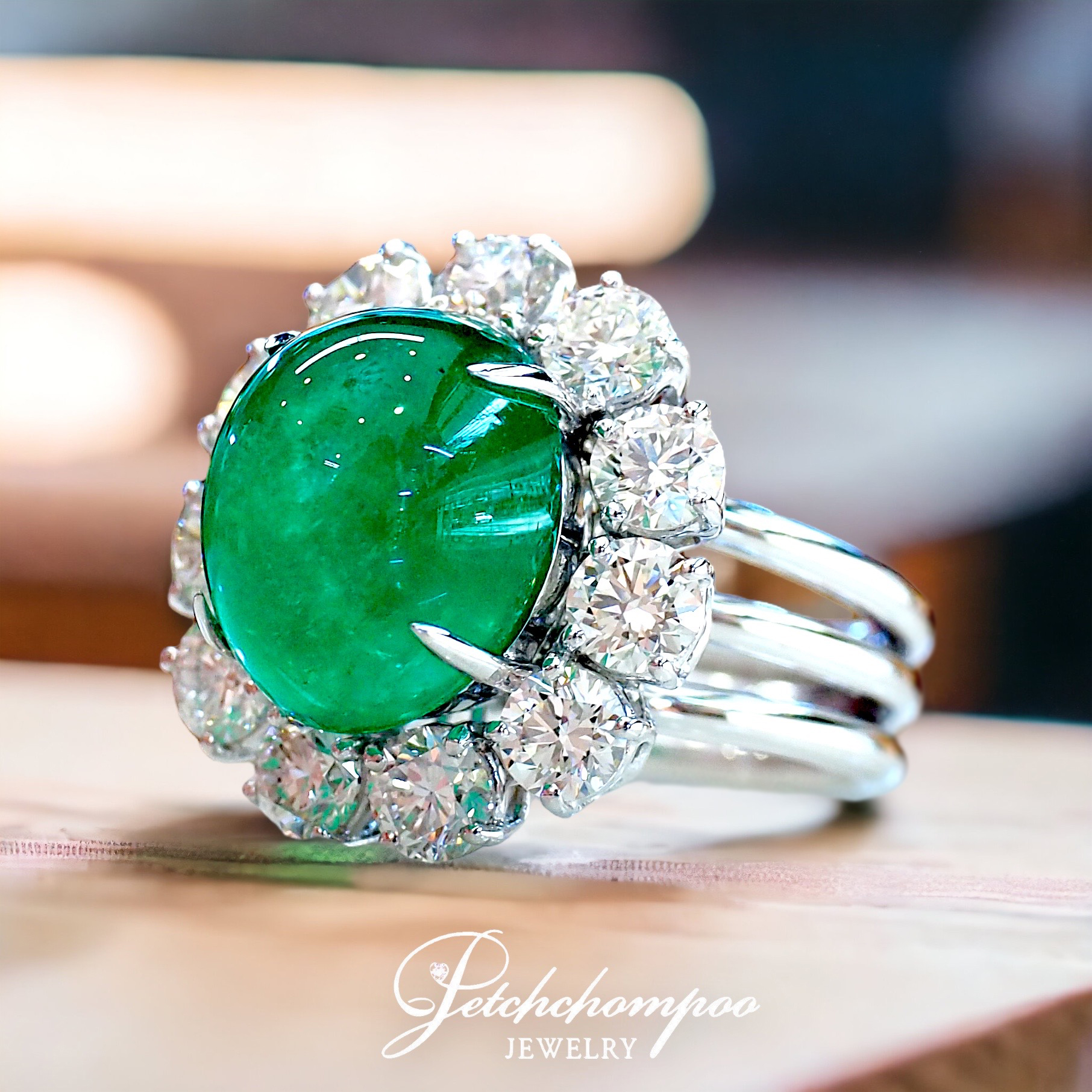 [26133] แหวนมรกตหลังเบี้ยโคลอมเบีย Colombian Radiance Cabochon™ 12.52 กะรัต ล้อมเพชร | Emil ลดราคาเหลือ 399,000