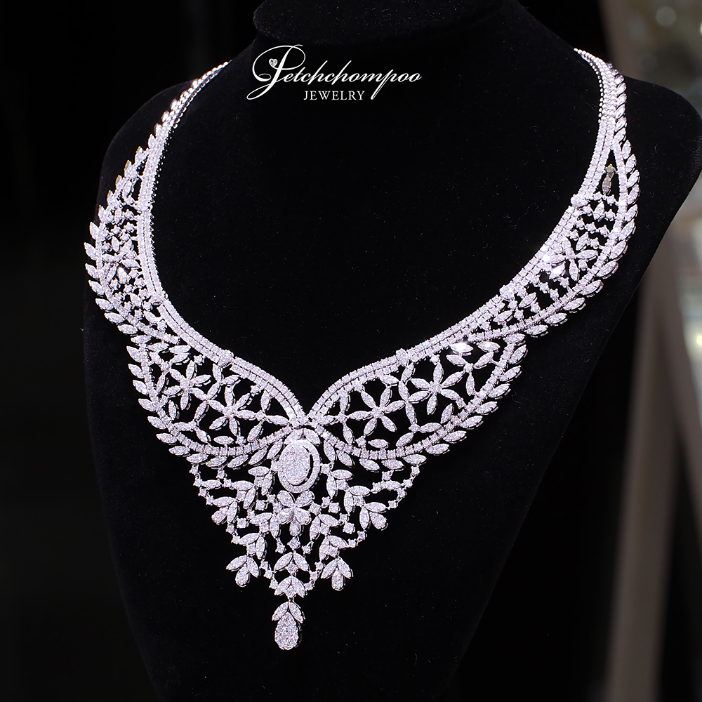 [30956] A magnificent diamond necklace weighing 109.31 carats.  890,000 