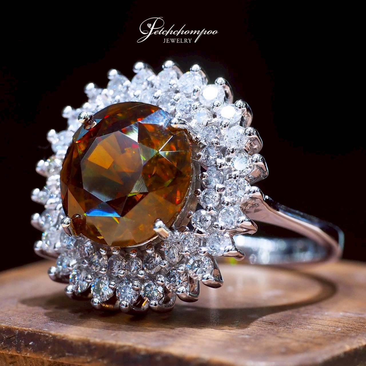 [30935] แหวนสฟีนแอฟริกา Yellow-Orange (Greenish) Solar Aurora 7.38 กะรัต ล้อมเพชร| Emil  129,000 