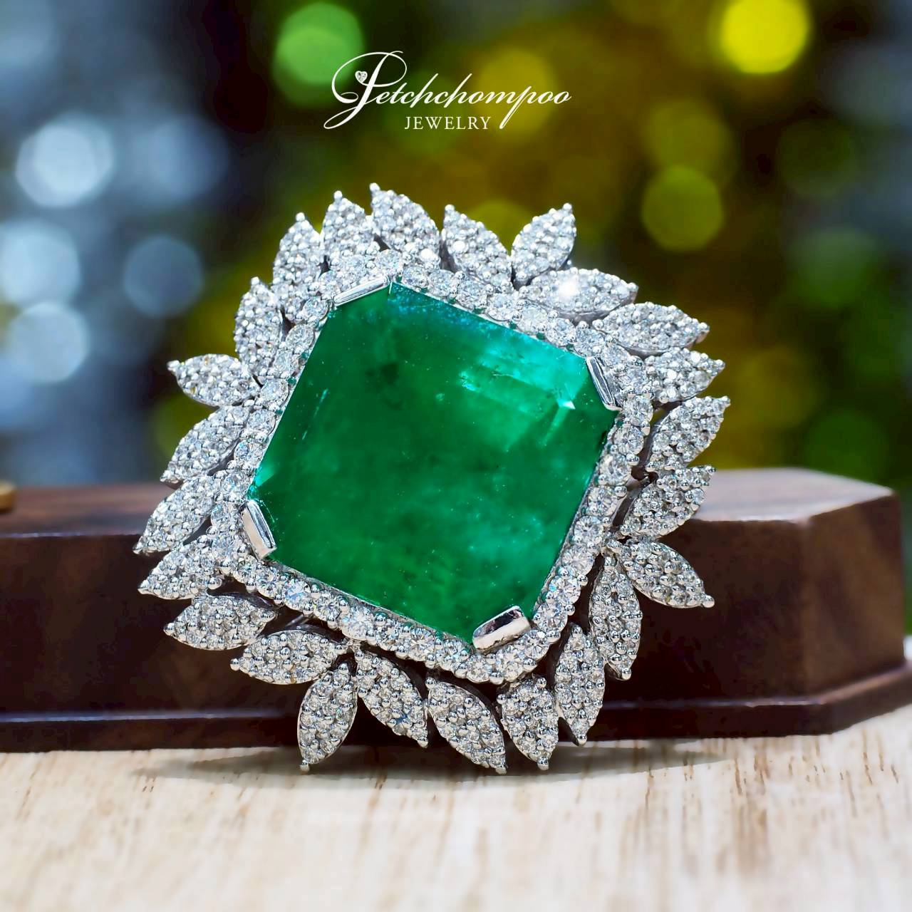 [30573] จี้และเข็มกลัดมรกตโคลอมเบีย Vivid Green Imperial Verdant Bloom Brooch & Pendant 39.43 ct ล้อมเพชรหรู | AIGS  2,990,000 