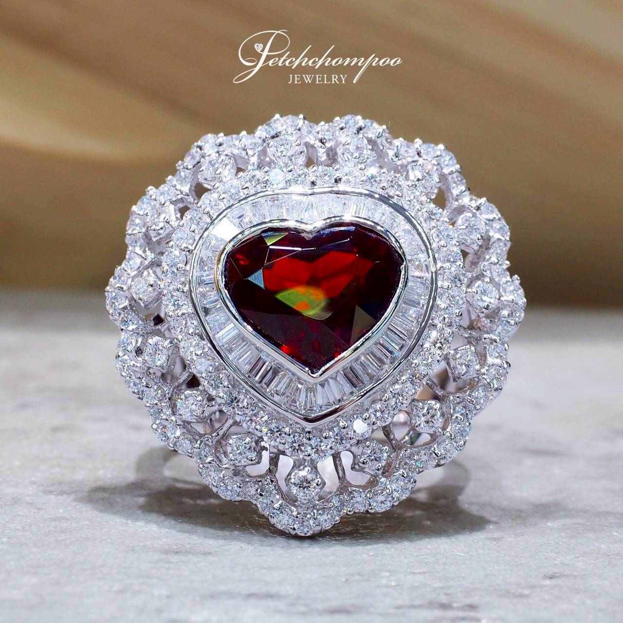 [30781] แหวนโกเมนทรงหัวใจ Crimson Heart Royale 5.50 กะรัต ล้อมเพชร  99,000 