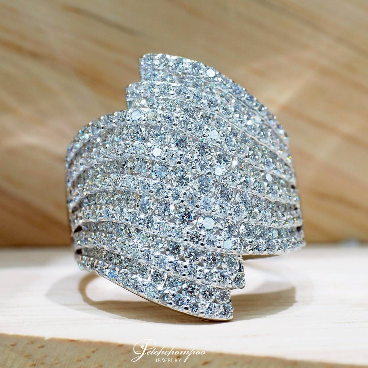 [023005] แหวนเพชรหน้ากว้าง Aurora Feather Radiance  99,000 