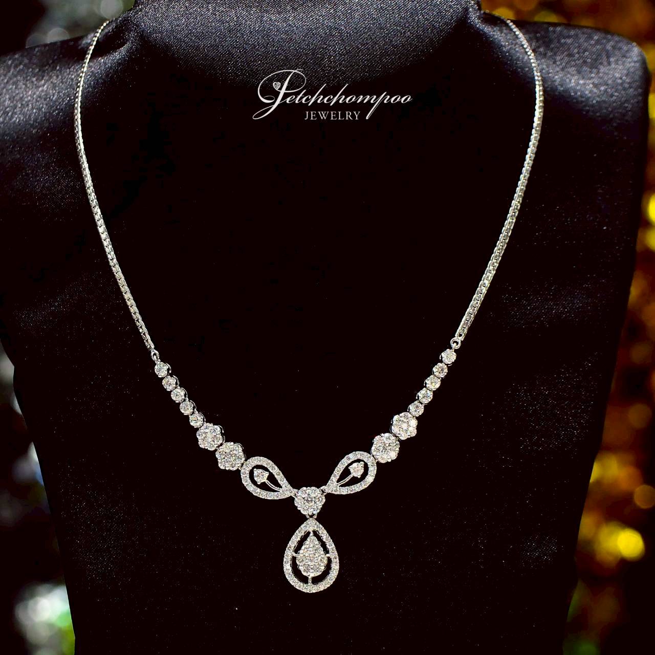 [30483] Radiant Teardrop Elegance™ 2.90 carat diamond necklace  159,000 