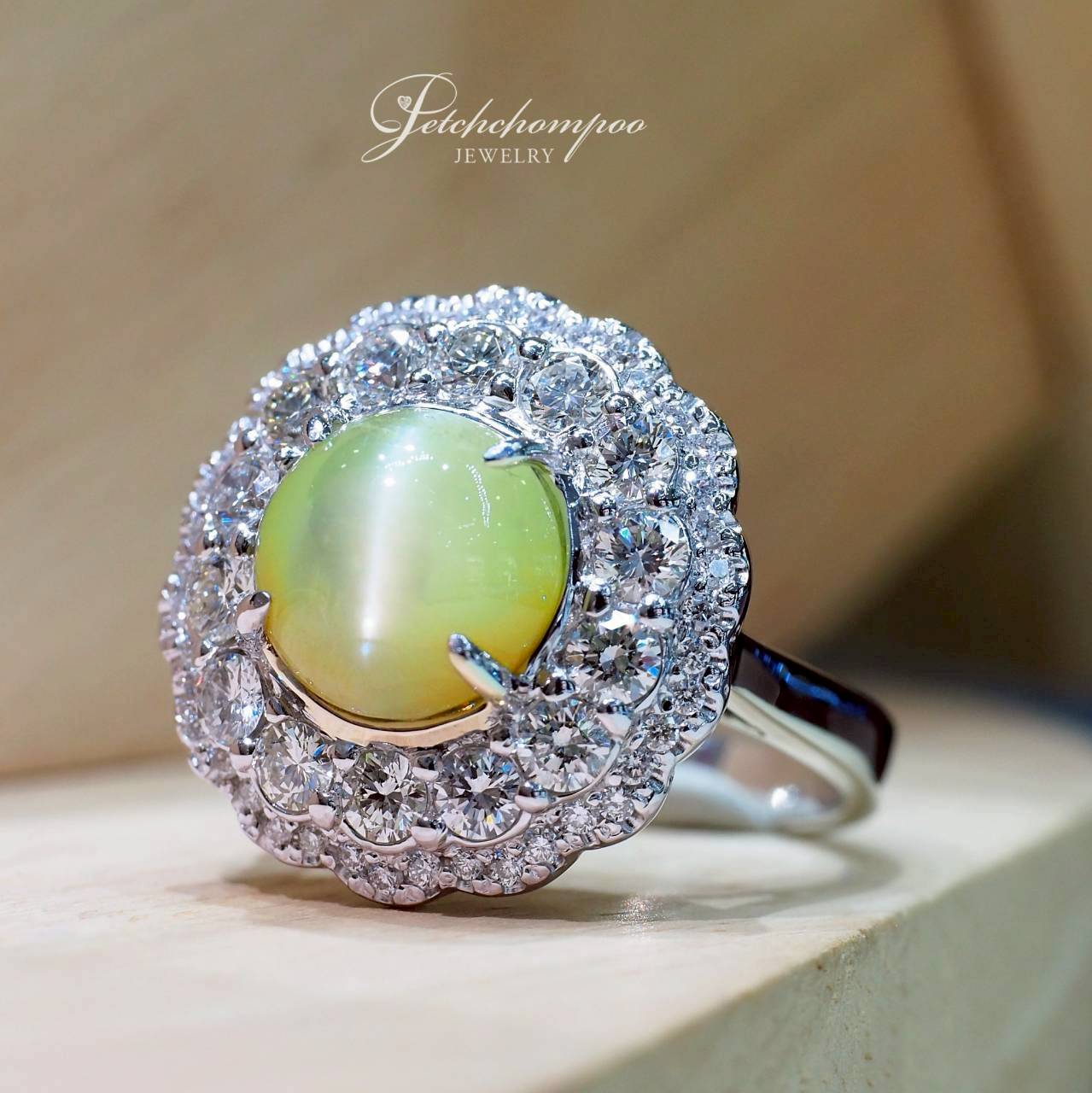 [27002] แหวนไพฑูรย์ตาแมว Imperial Cat’s Eye Aura 4.61 กะรัต ล้อมเพชร | Emil  99,000 