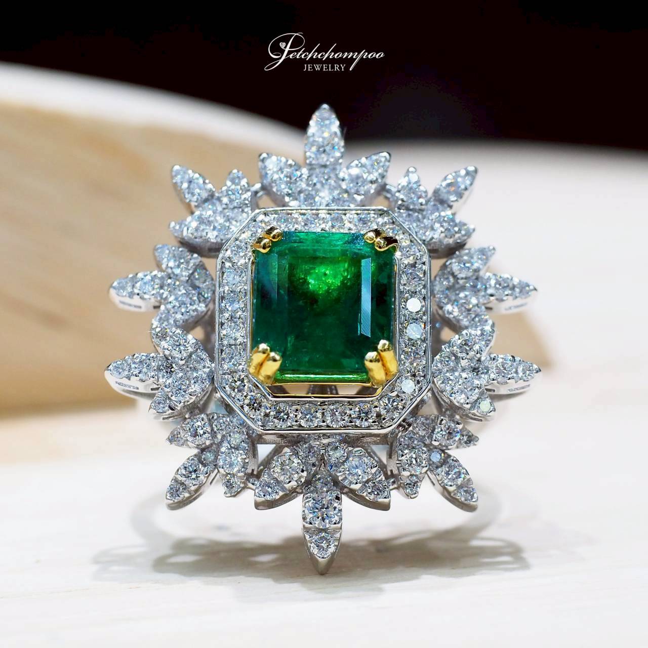 [30809] แหวนมรกตแซมเบีย Emerald Radiant Crown 2.36 กะรัต | AIG  199,000 