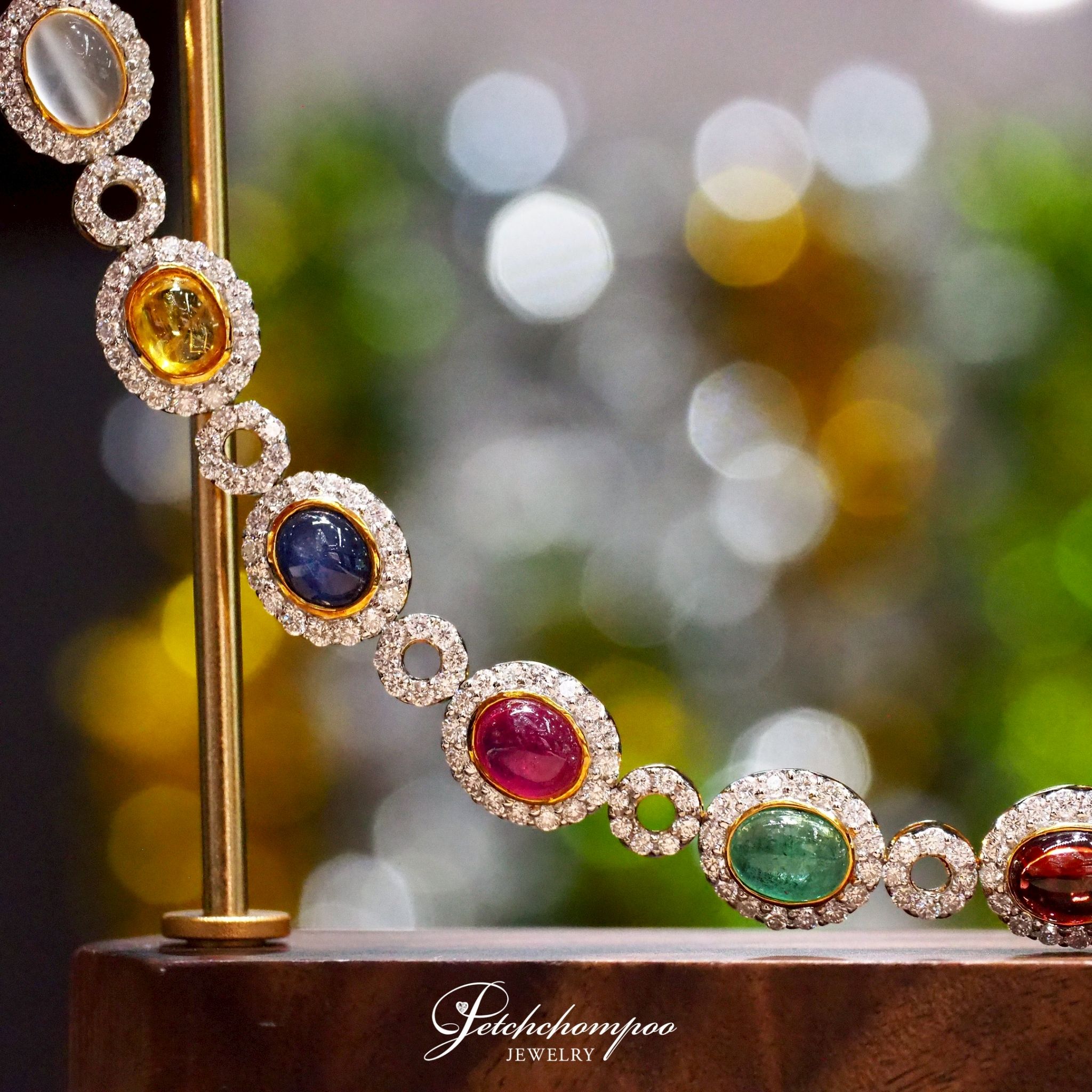 [28078] สร้อยข้อมือ Celestial Charm™ 10.45 กะรัต อัญมณีนพเก้าล้อมเพชร  169,000 