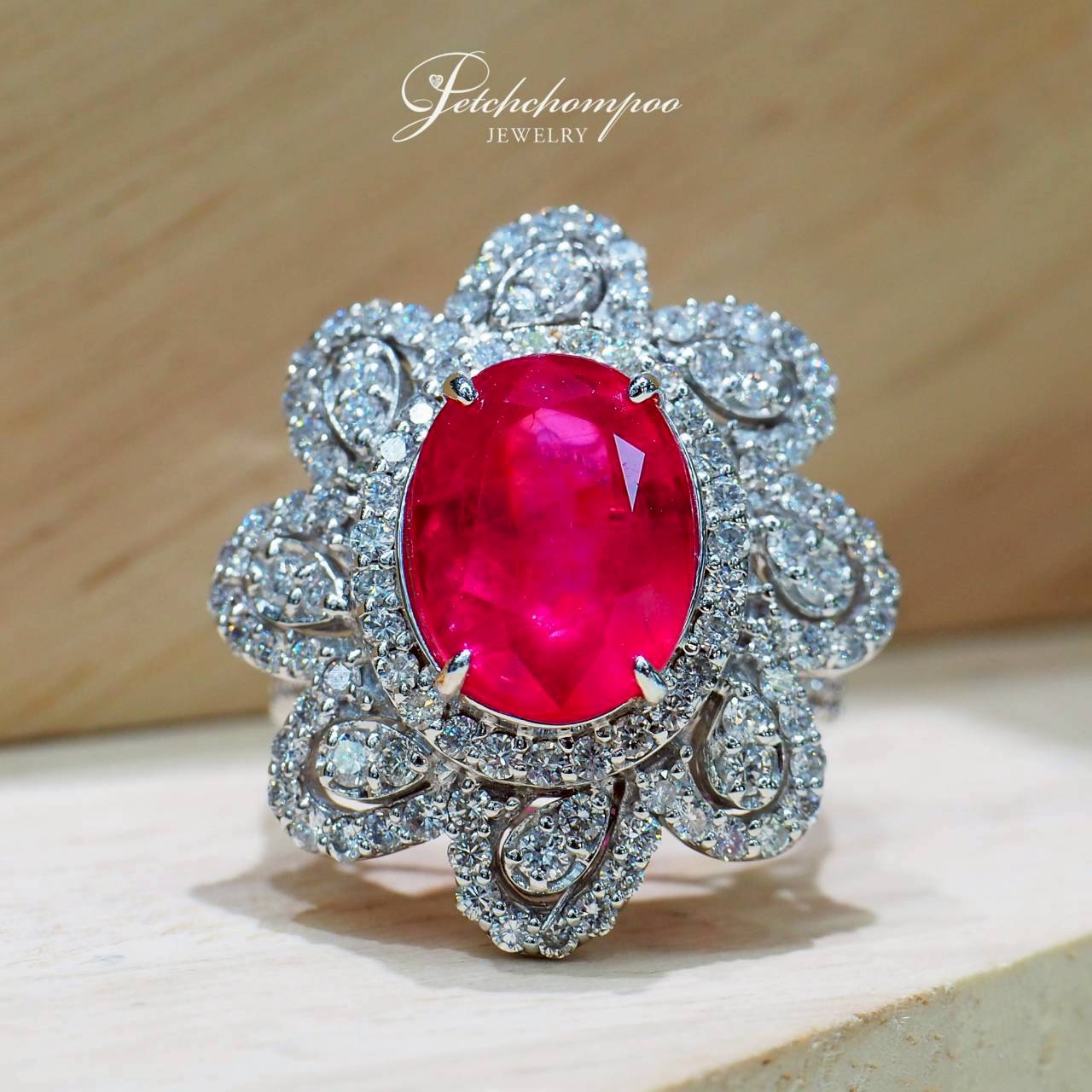 [30702] แหวนทับทิม Mozambique Purple-Red Orangy Imperial Scarlet Bloom 6.18 กะรัต ล้อมเพชร | Emil  359,000 