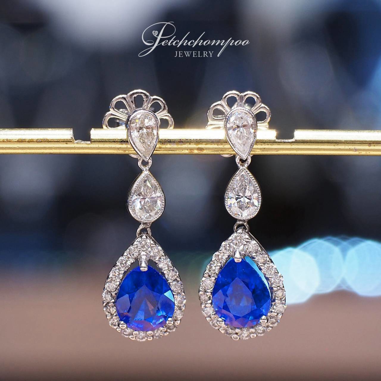 [31158] Cornflower Royale 4.53 Carat Twin Natural Sri Lankan Sapphire Drop Earrings | GFCO  99,000 