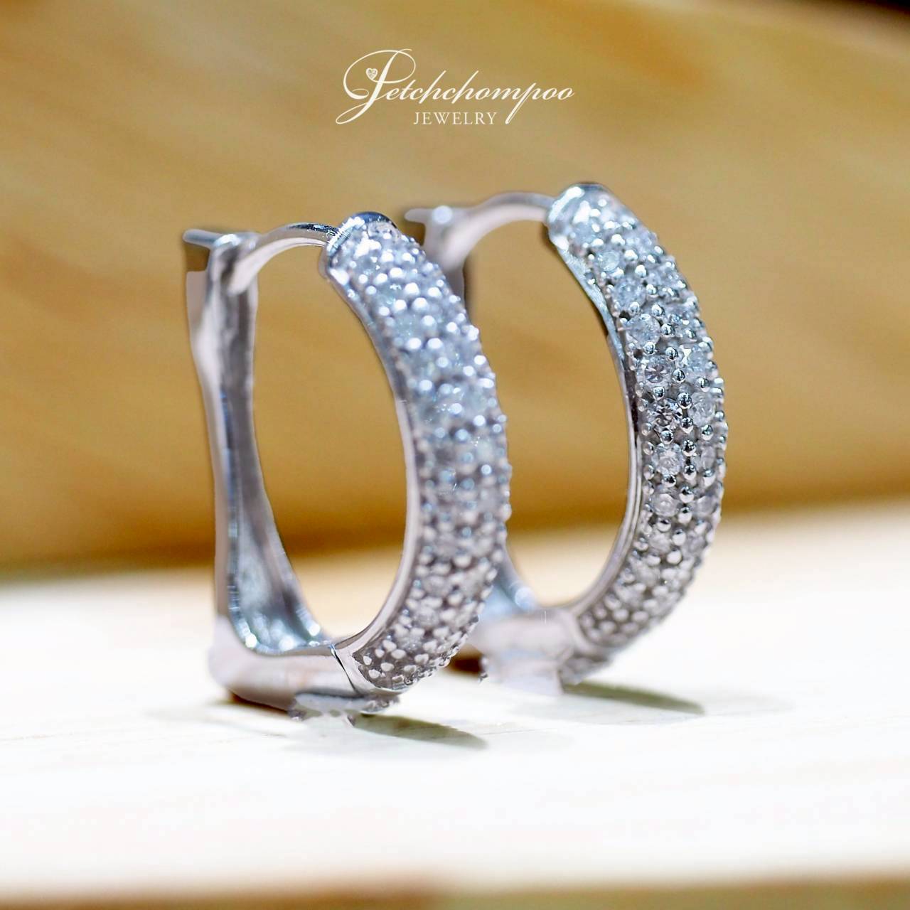 [30641] ต่างหูเพชรห่วง Timeless Pavé Hoop ประกายเรียบหรู  29,000 