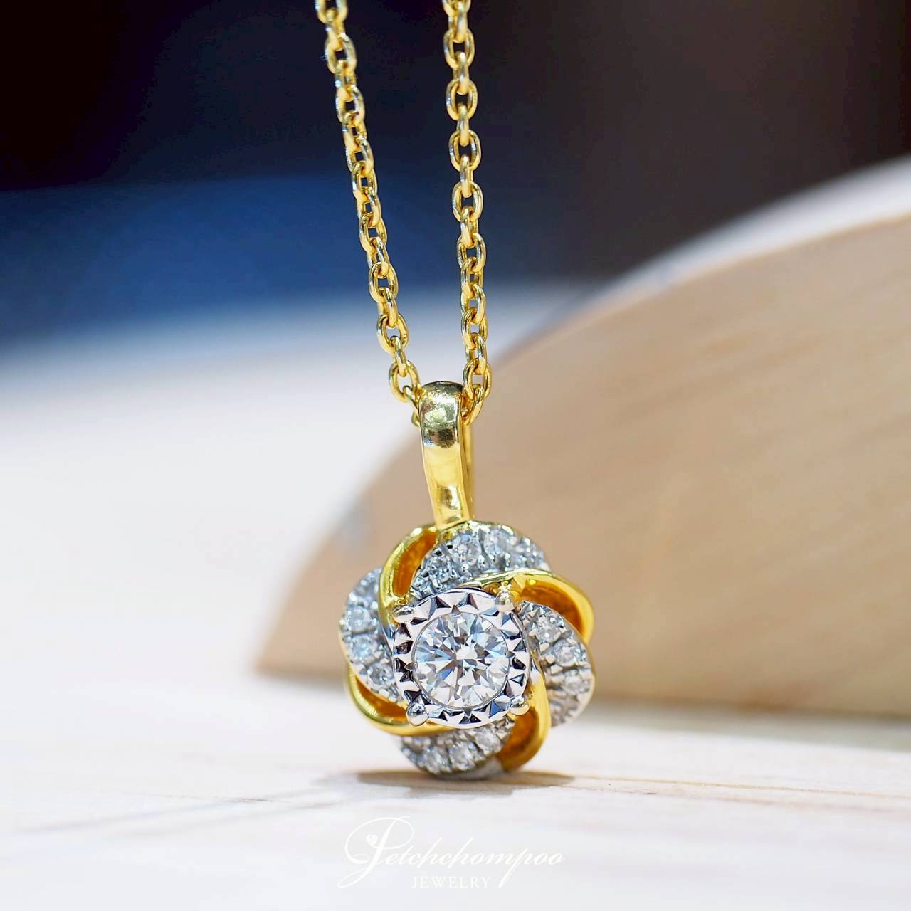 [30652] สร้อยคอพร้อมจี้เพชร Golden Bloom Spark  29,000 