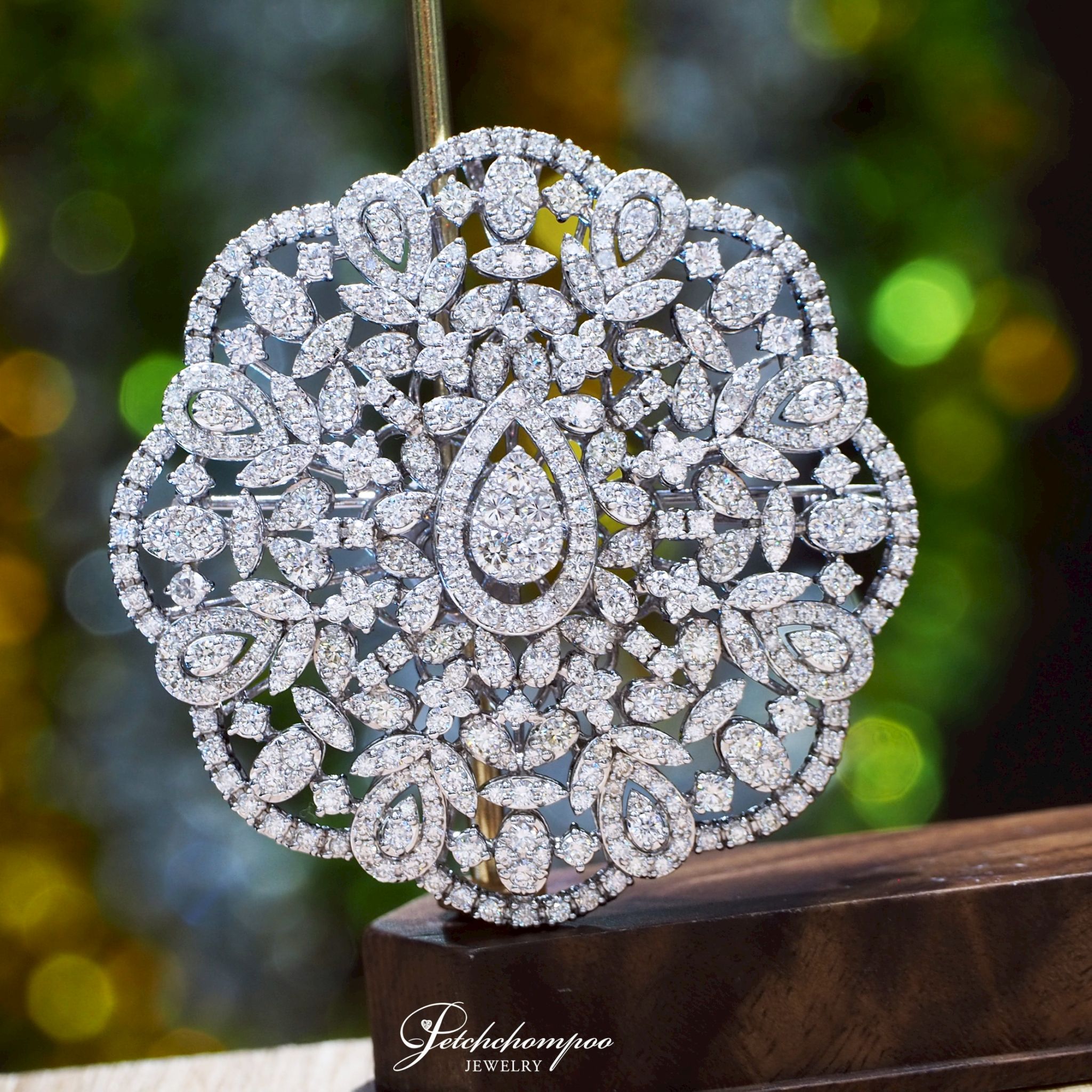 [29549] 10.24 carat diamond brooch  399,000 