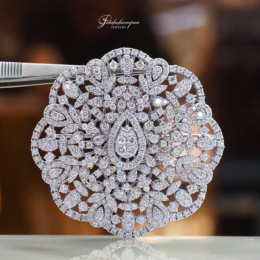 [29549] 10.24 carat diamond brooch  399,000 