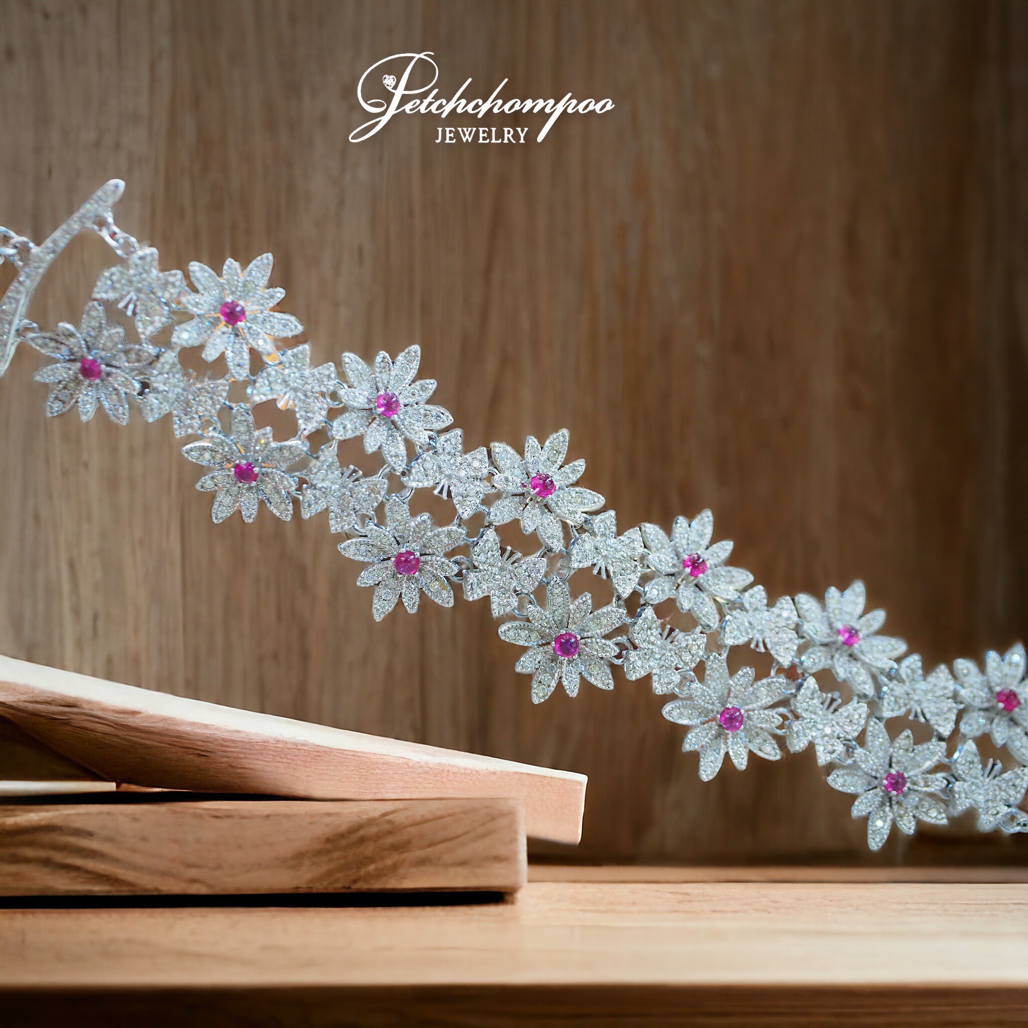 [29239] Diamond and ruby bracelet  199,000 