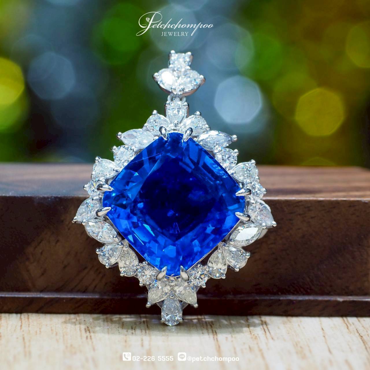 [30360] จี้ไพลิน Vivid Blue ศรีลังกา Majestic Ocean Flame™22.80 กะรัต ล้อมเพชร | HGT  990,000 