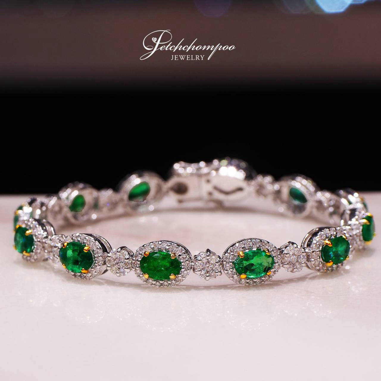 [31132] Oval-cut Zambian emerald bracelet with a diamond halo  199,000 