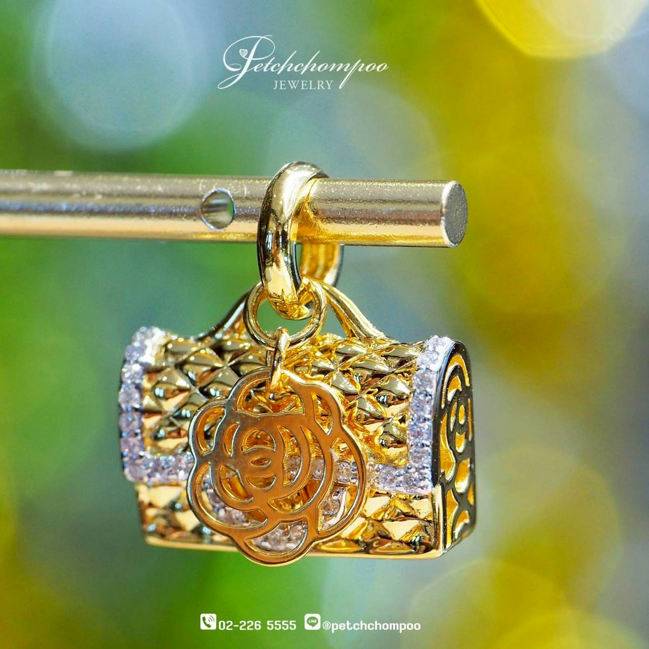 [28185] Blooming Treasure™ จี้เพชรรูปกล่องสมบัติลายดอกไม้ 0.22 กะรัต | GCI  39,000 