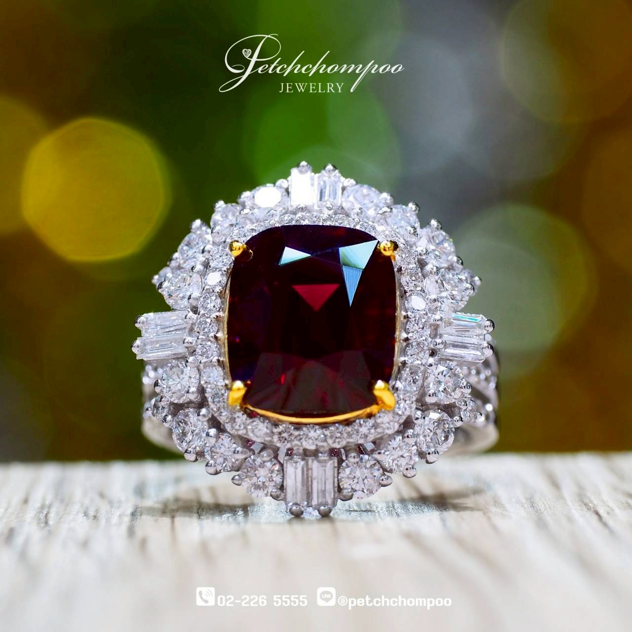 [30262] แหวนสปิแนลแทนซาเนีย Imperial Crimson™ 5.54 กะรัต ล้อมเพชรบาเก็ตและกลมหรูหรา | Emil  229,000 