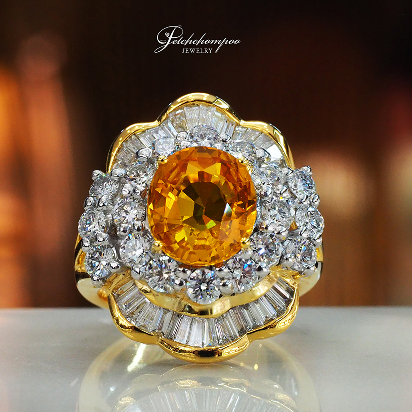 [29393] 4.14 carat yellow sapphire with diamond ring  159,000 