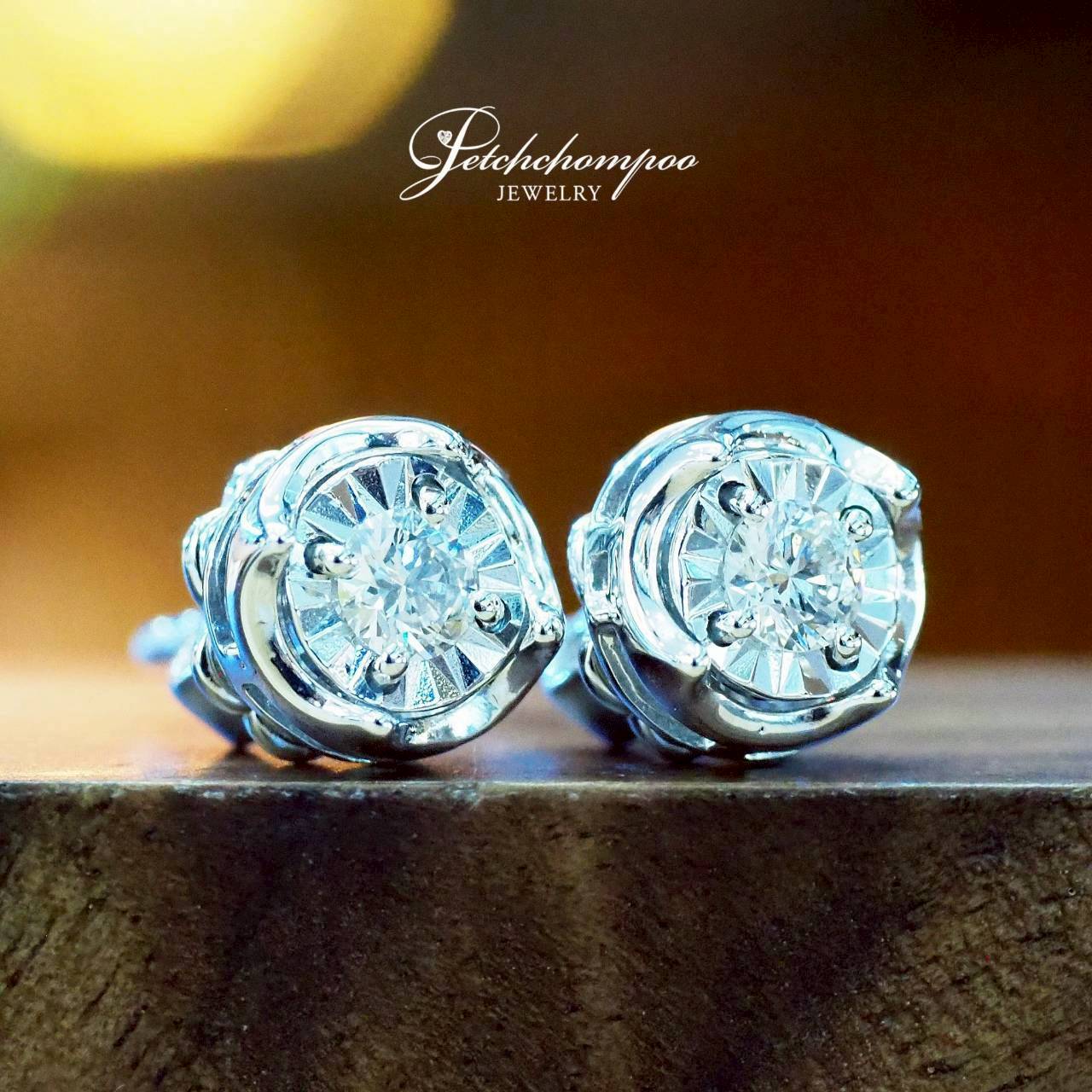 [30600] ต่างหูเพชร Luminous Petal Spark 0.12 กะรัต  19,000 