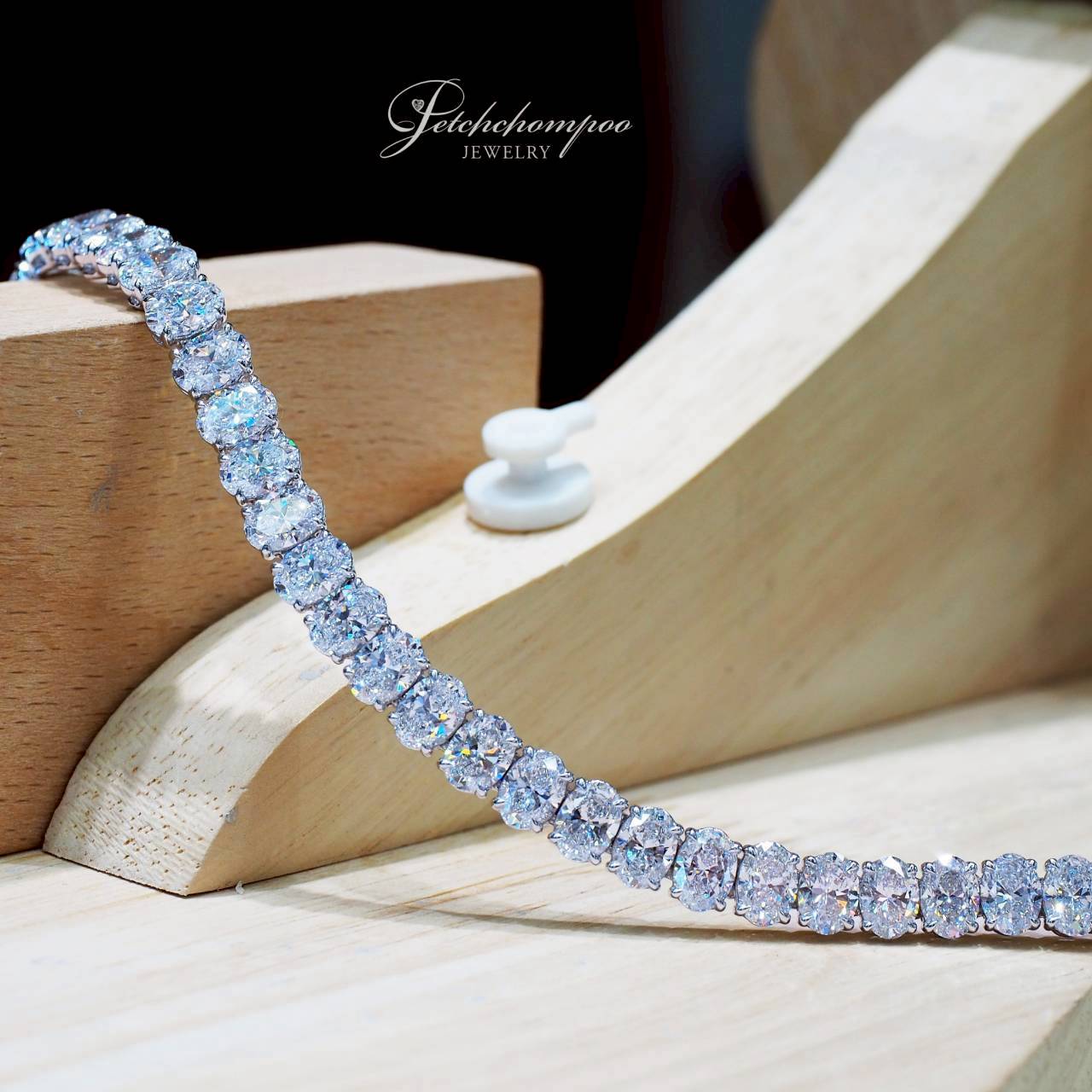 [30739] Diamond bracelet with oval cut Imperial Oval Radiance diamonds totaling 18.23 carats.| D color GIA Discount 1,390,000