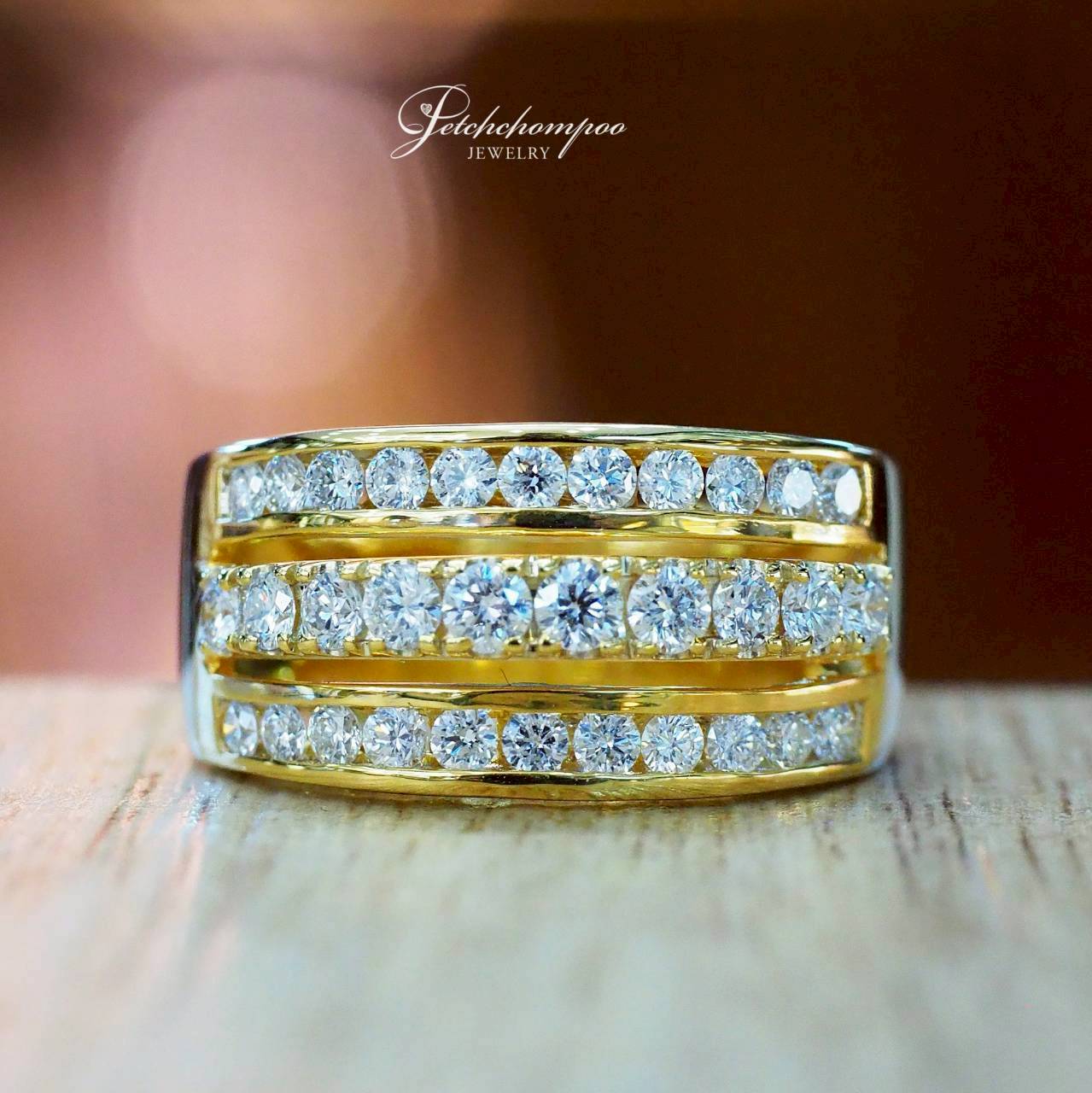 [30592] แหวนเพชรสามแถวหรูหรา Golden Radiance Triple Row Ring  0.88 กะรัต  49,000 
