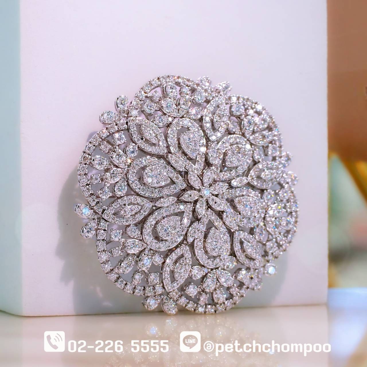 [29651] 10.21 carat diamond brooch  399,000 