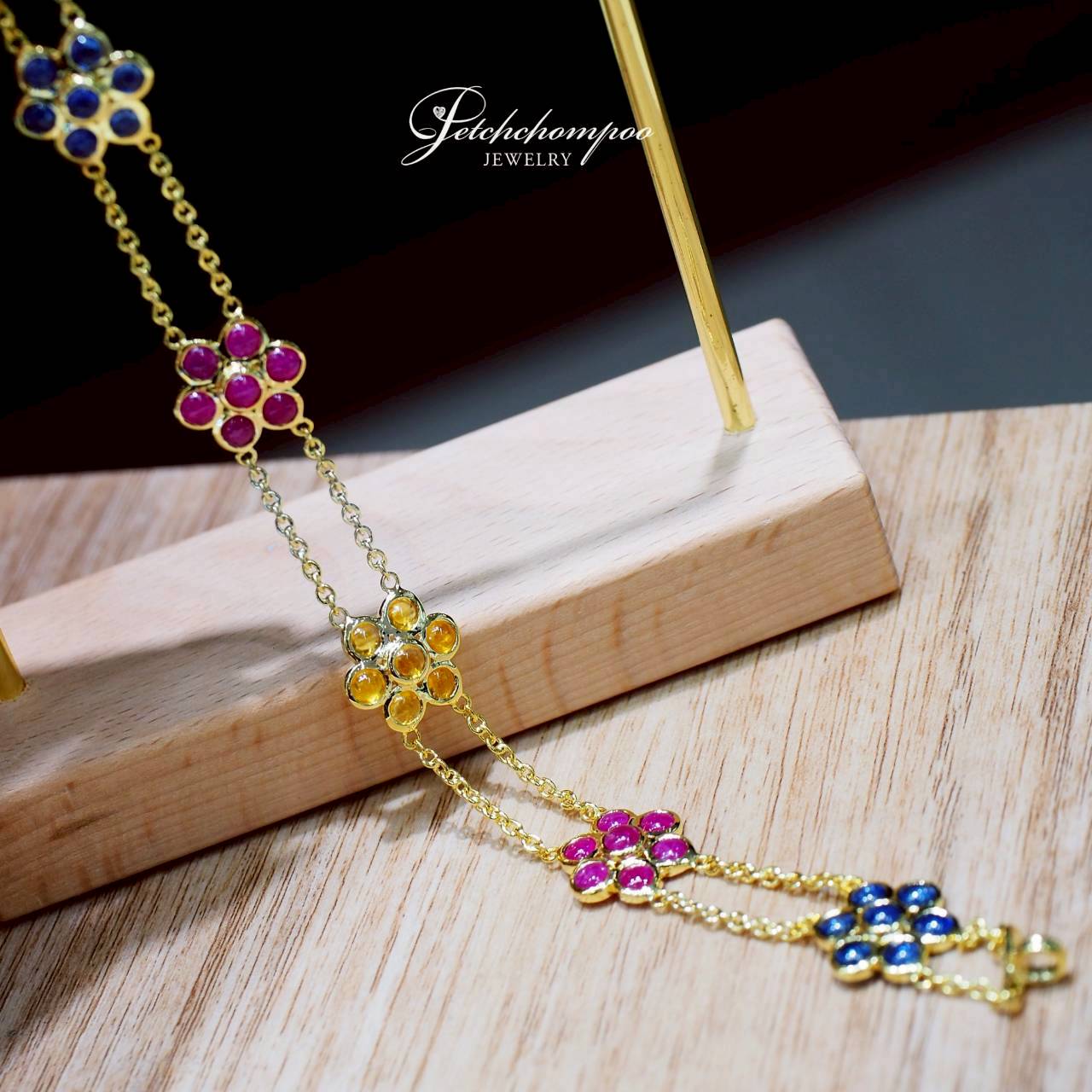 [30905] สร้อยมือพลอยดอกไม้ Trinity Blossom Royale อันงดงามที่ผลิบาน  79,000 
