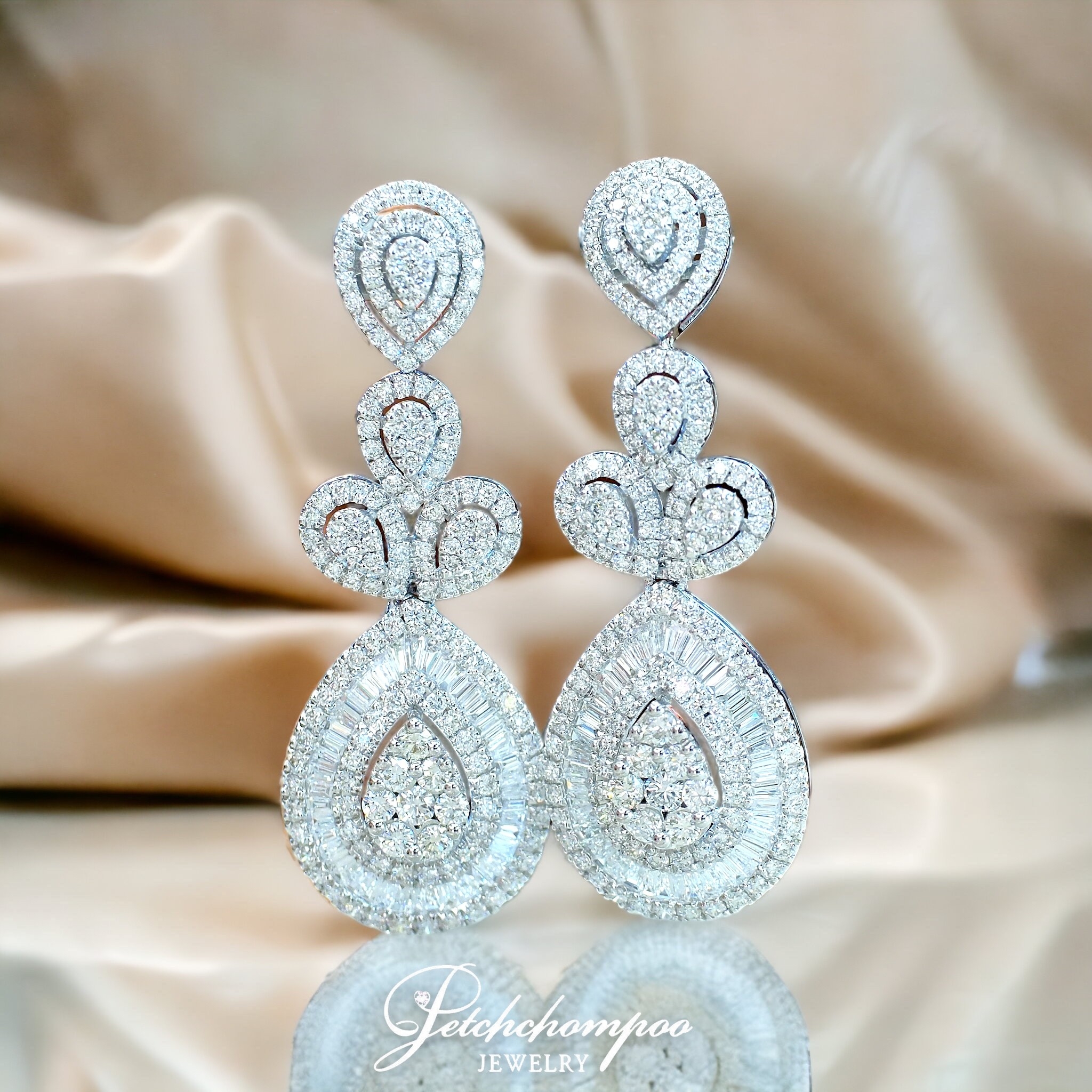 [28296] diamond chandelier earrings, 4.01 carats  199,000 