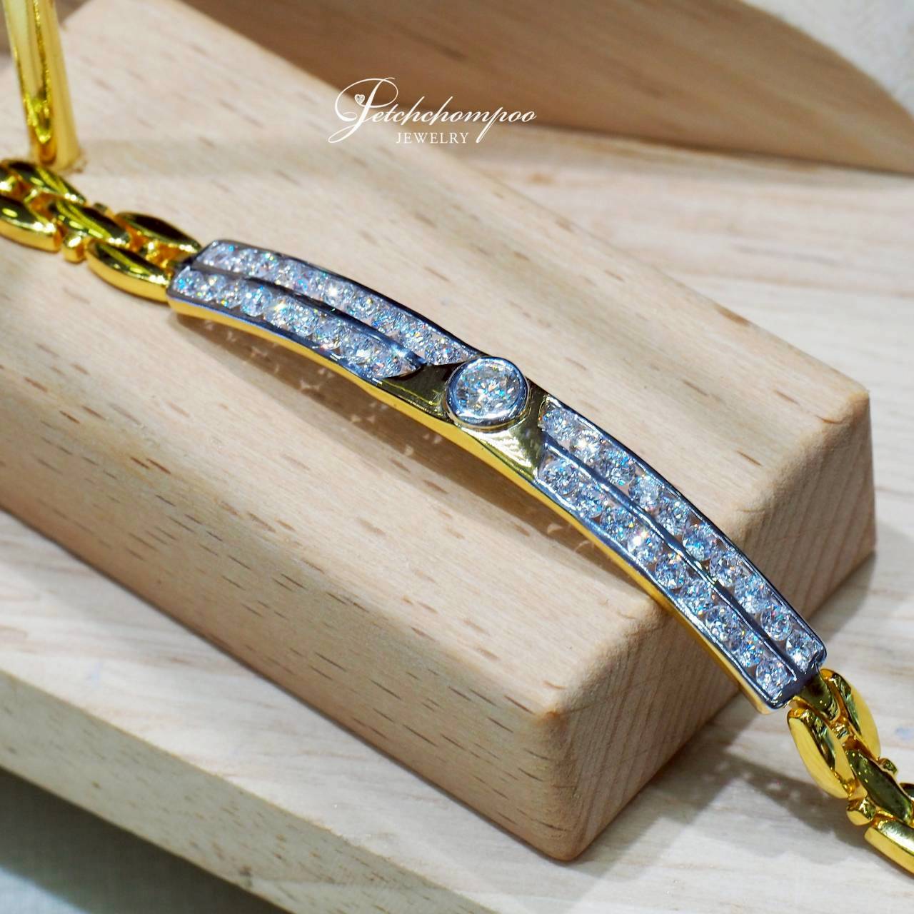 [016160] สร้อยข้อมือเพชรเม็ดกลาง Radiant Axis Bracelet  0.30 กะรัต  119,000 