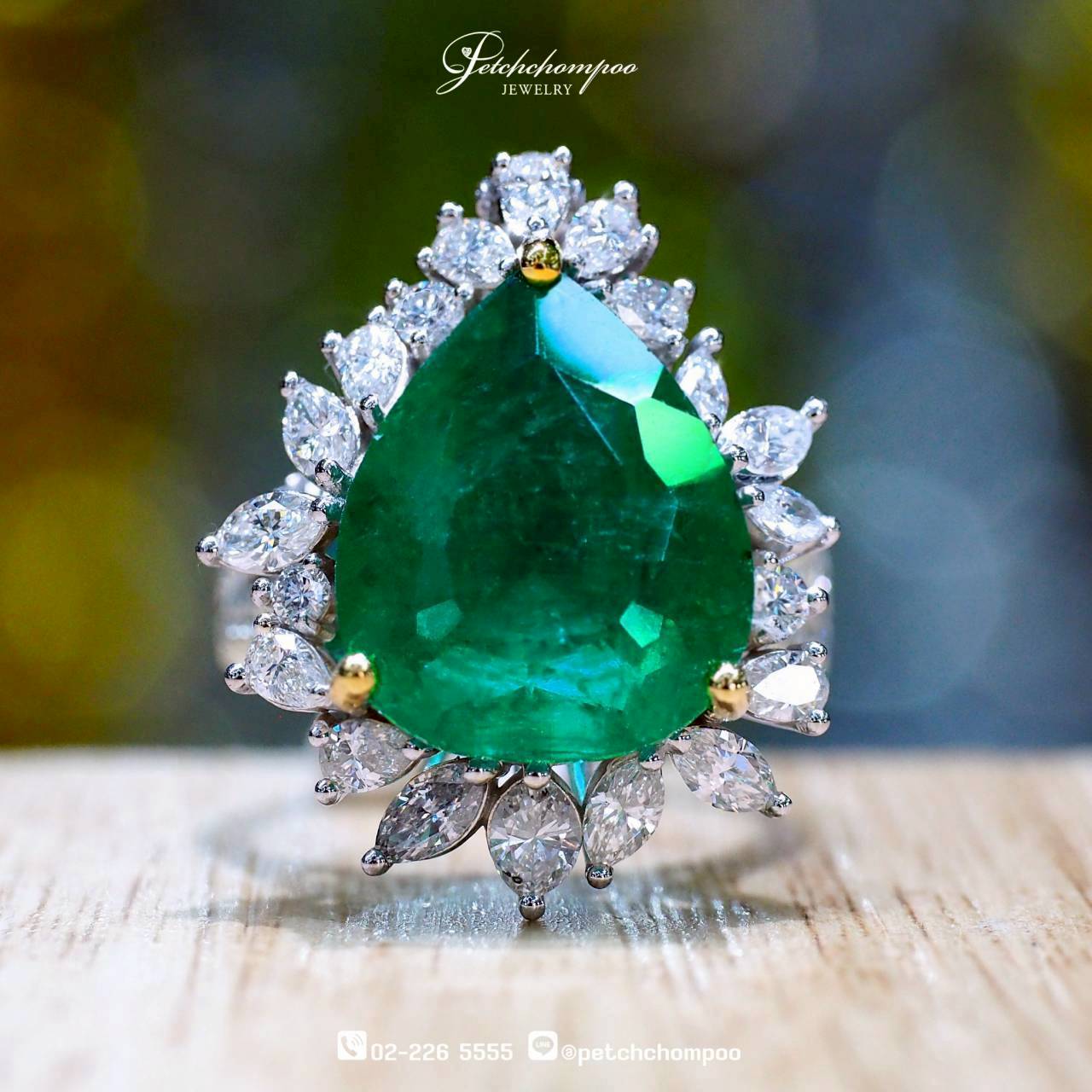 [30424] แหวน–จี้ 2in1 มรกตโคลอมเบีย Vivid Green Emerald Sovereign Bloom™ 8.11 กะรัต ล้อมเพชร  590,000 