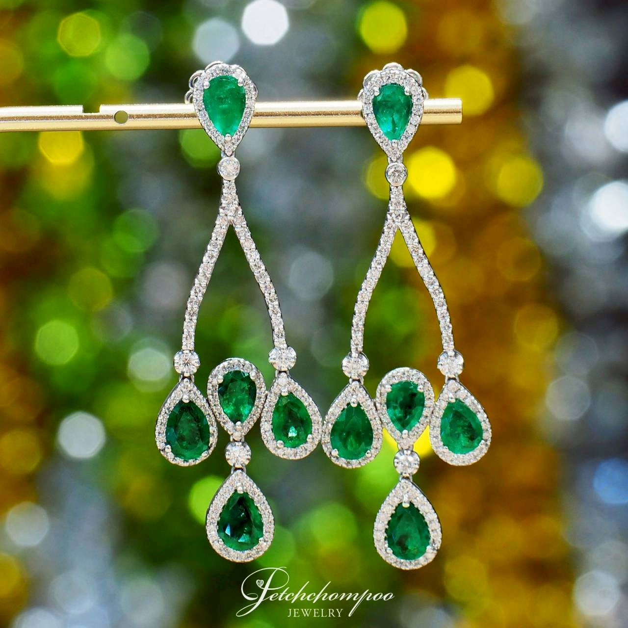 [30183] Emerald Eleganza™ ต่างหูมรกตโคลอมเบีย 5.18 กะรัต ล้อมเพชร  99,000 
