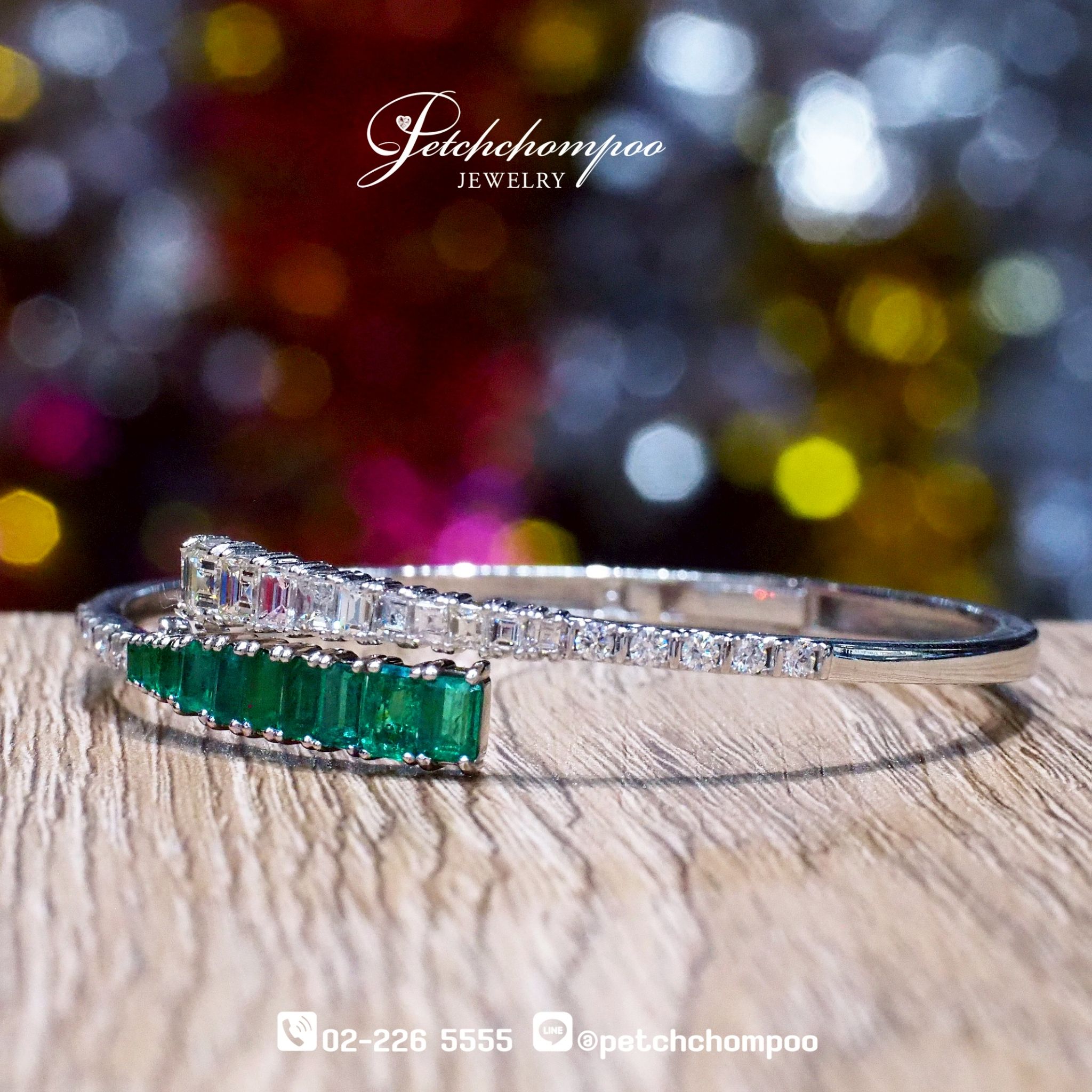 [29465] Emerald Eleganza™ – Curved Diamond & Emerald Bangle  179,000 