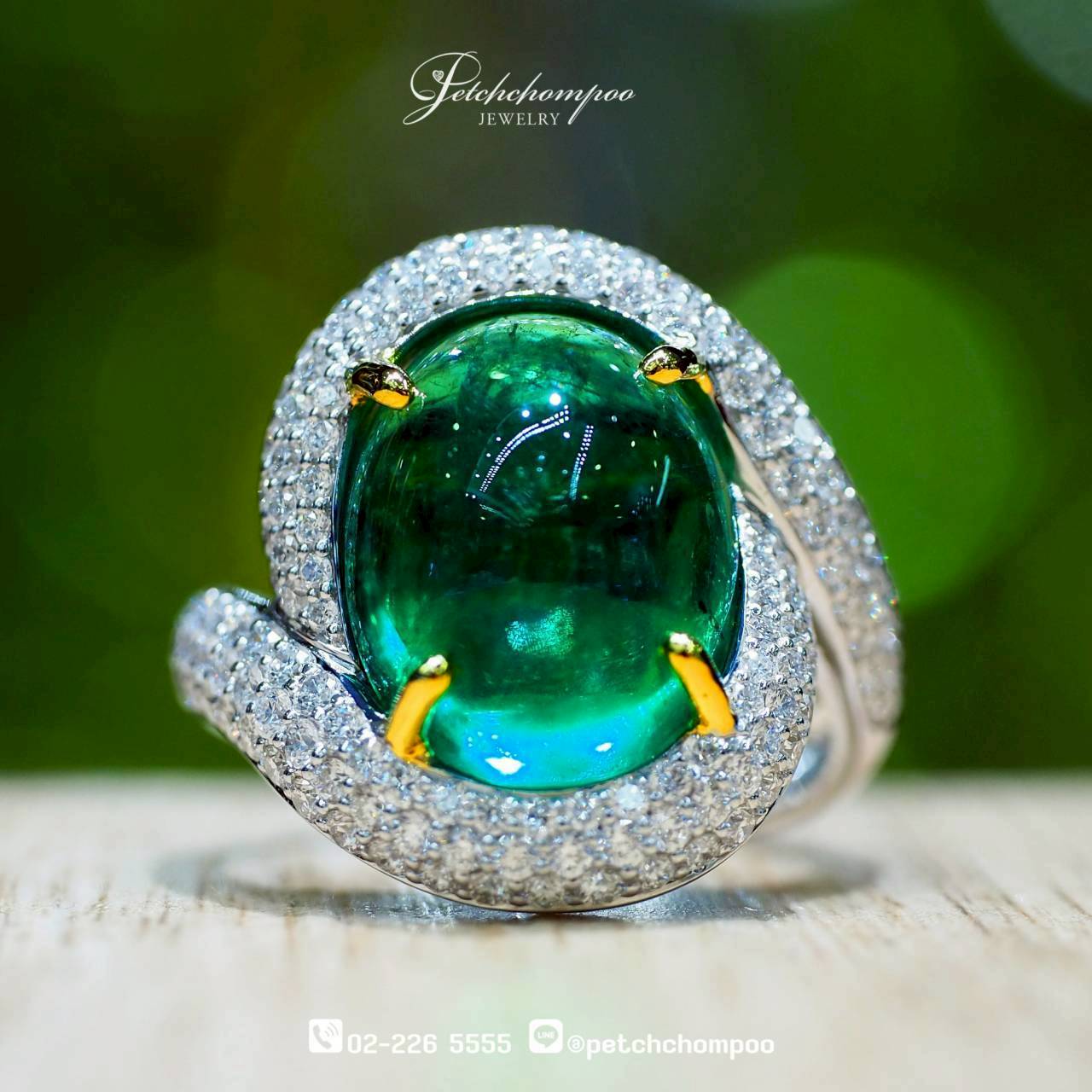 [30366] แหวนมรกตแซมเบีย Vivid Harmony™ 7.98 กะรัต ล้อมเพชร | GFCO  190,000 