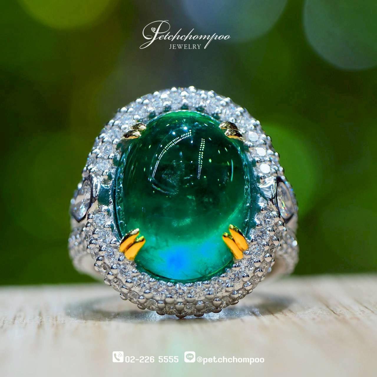 [30365] แหวนมรกตแซมเบีย Emerald Reverie™ 13.16 กะรัต ล้อมเพชร | Bellerophon Paris  290,000 