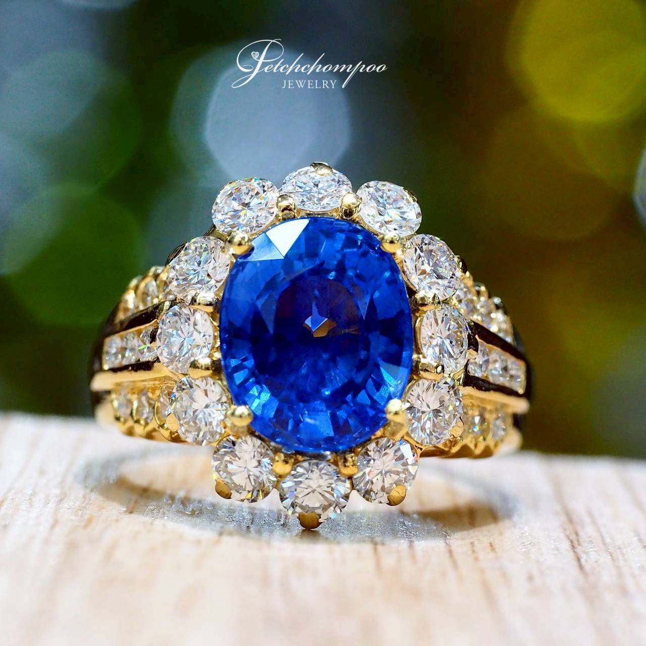 [30534] แหวนไพลินศรีลังกา Royal Blue Majesty™ 5.32 กะรัต ล้อมเพชร | GRA  280,000 