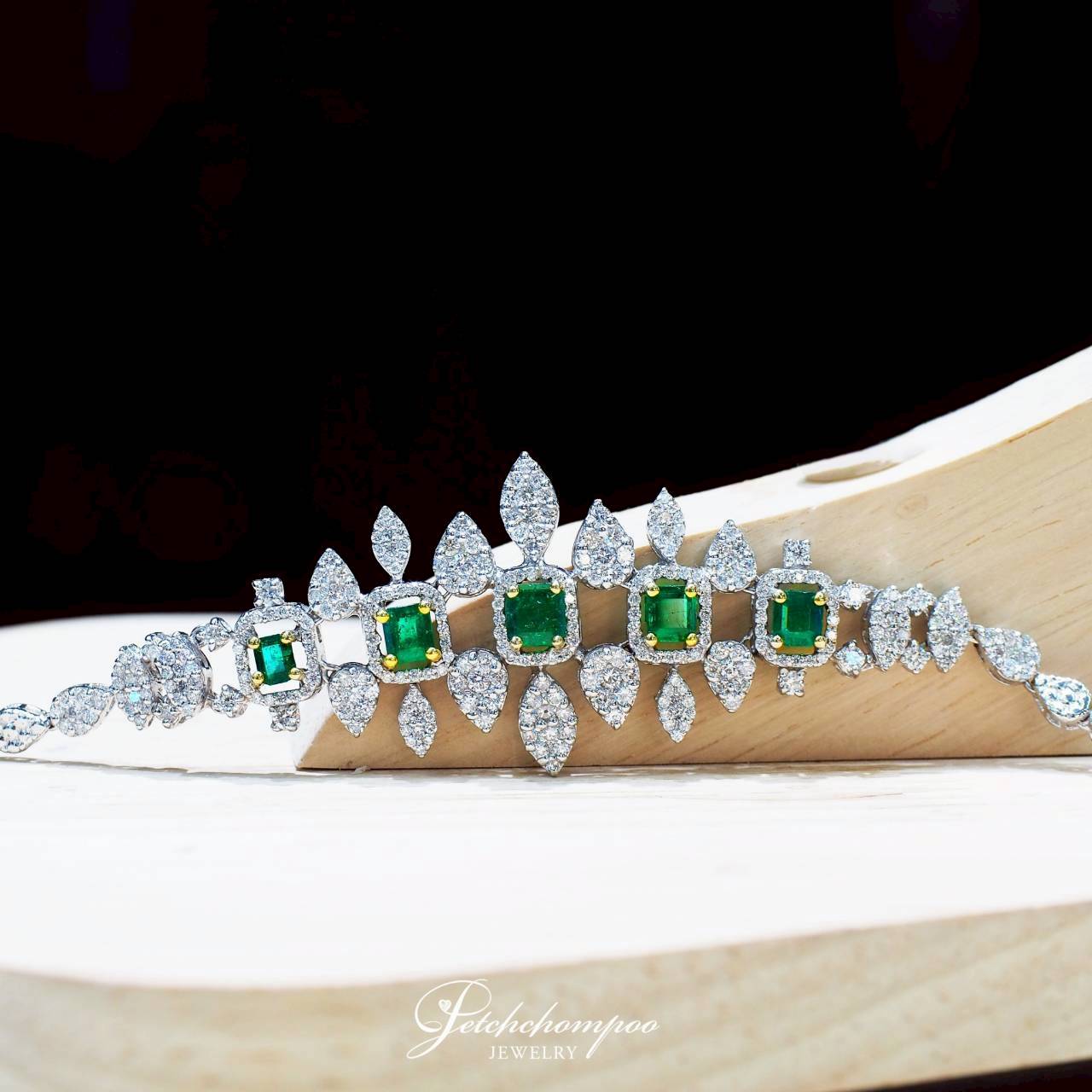 [022211] สร้อยข้อมือมรกตแซมเบีย Verdant Symphony Line 2.16 กะรัต | AIG  149,000 