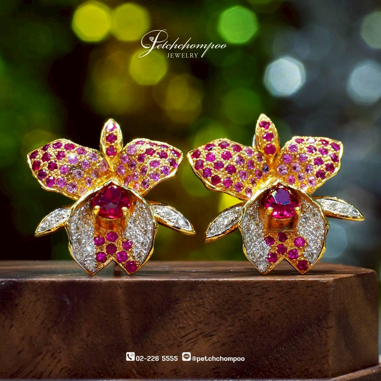 [30333] ต่างหูดอกไม้ทับทิมสยาม Ruby Blossom™ 1.60 กะรัต ล้อมเพชร | Emil  89,000 