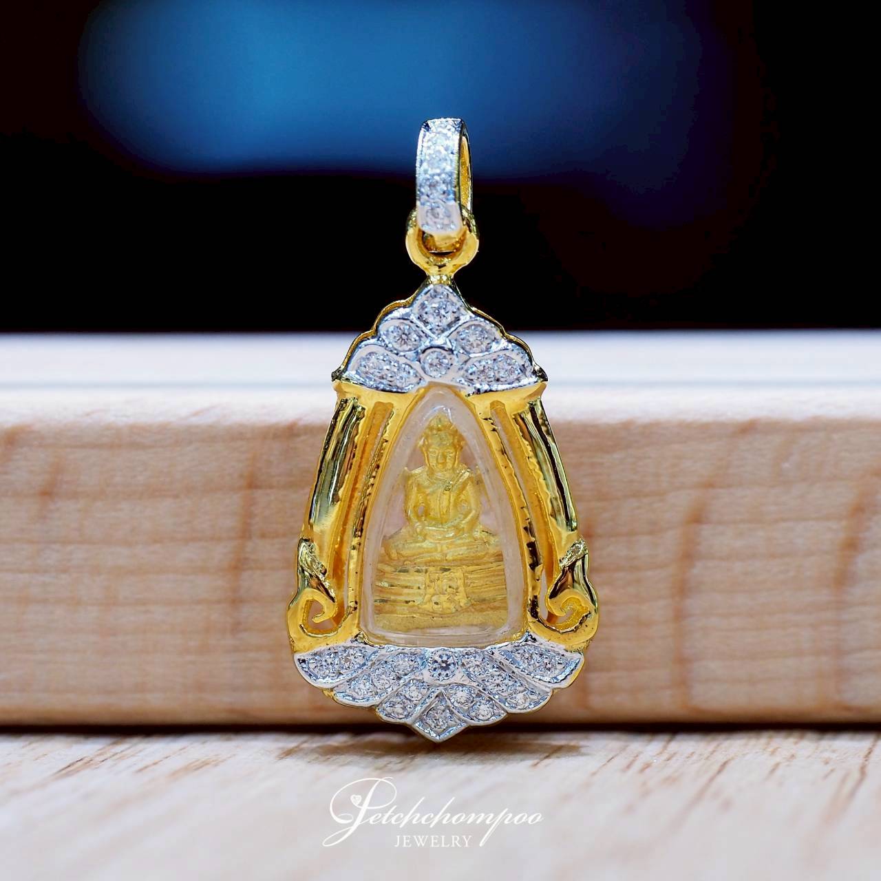 [30926] Luang Pho Sothorn pendant, Sothorn Divine Grace, surrounded by diamonds  39,000 